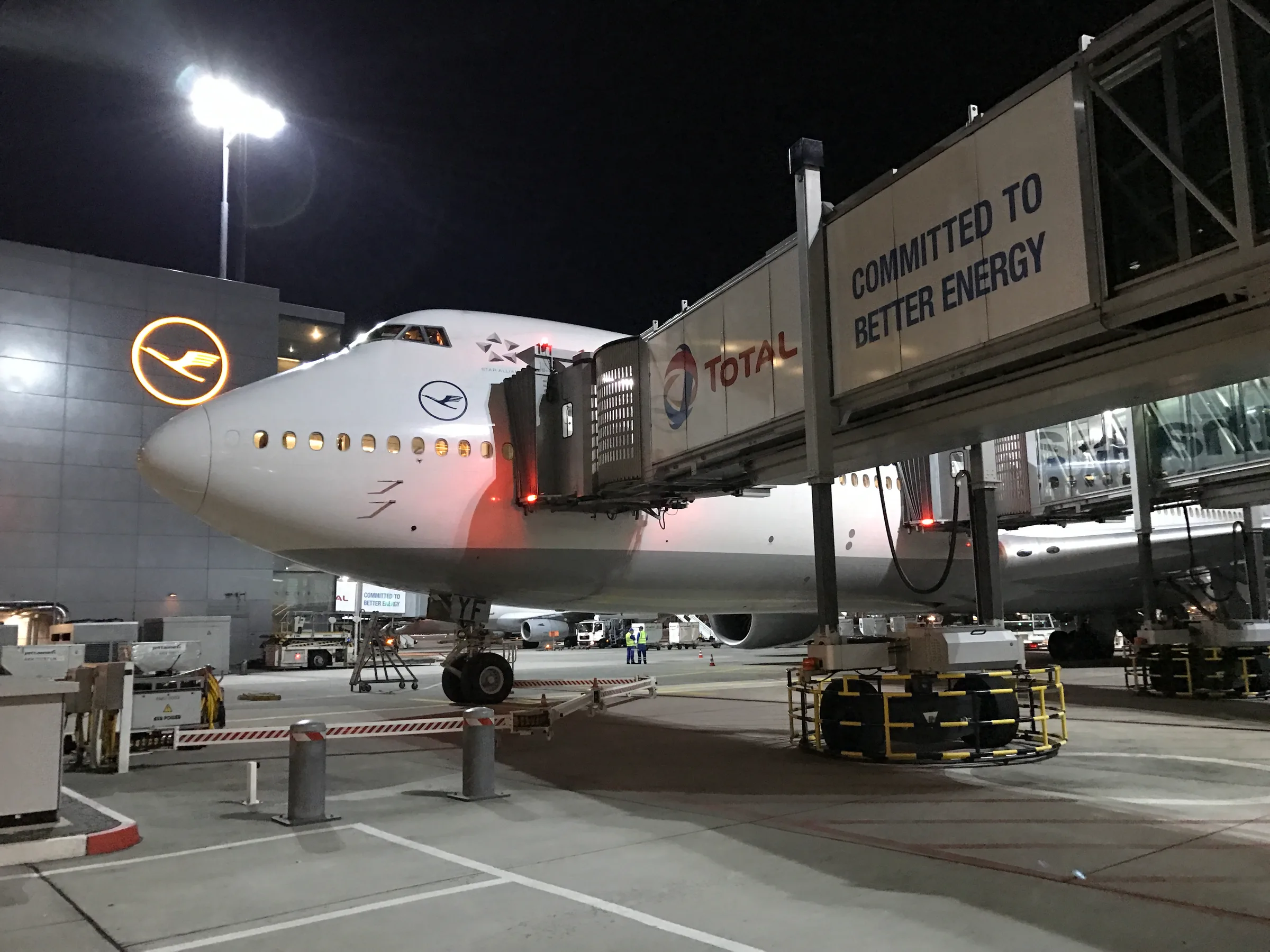 Lufthansa Flugzeug am Flughafen mit Passagierbrücke