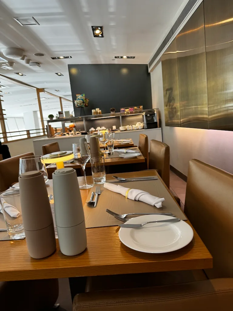 Warmes Suppenbuffet mit Schüssel und Löffel auf Tisch
