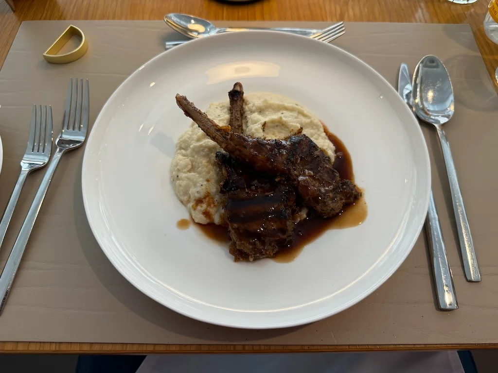 Gefüllter Teller mit gebratenem Fleisch und Kartoffelpüree