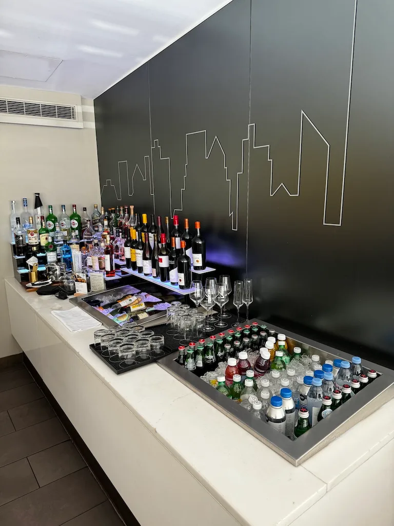 Plaza Premium Lounge-Schild mit Stadtrelief im Hintergrund