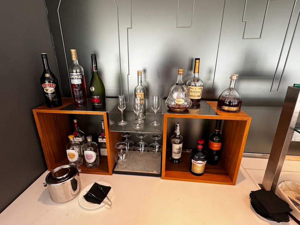 Lounge mit Bar und Sitzgelegenheiten