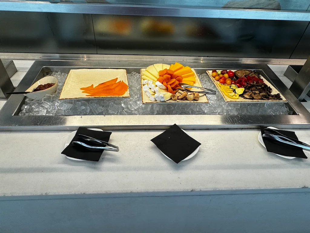 Getränkeautomaten mit Orangensaft und Wasser im Loungebereich