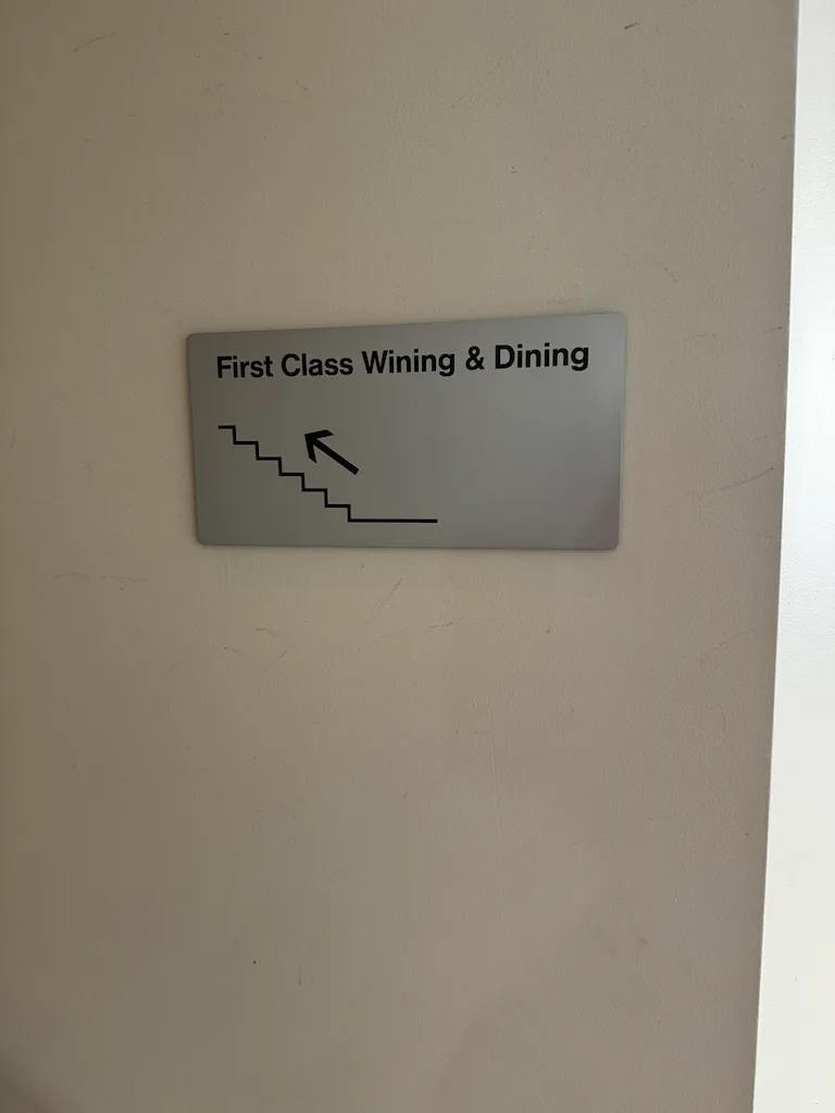 Lounge mit Holzschirmen und Schild an der Wand