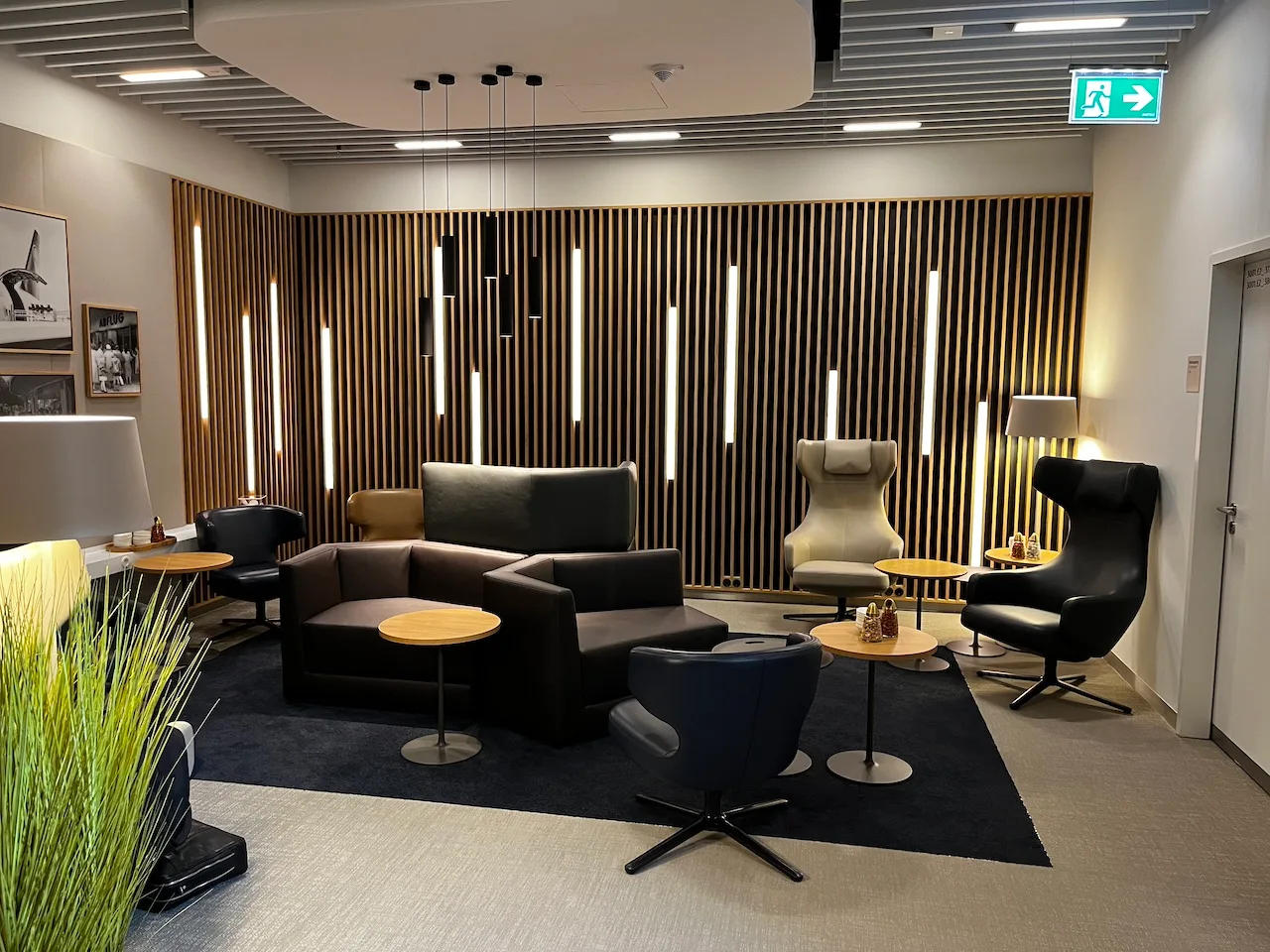 Lounge mit Sesseln und Couchen in modernem Design