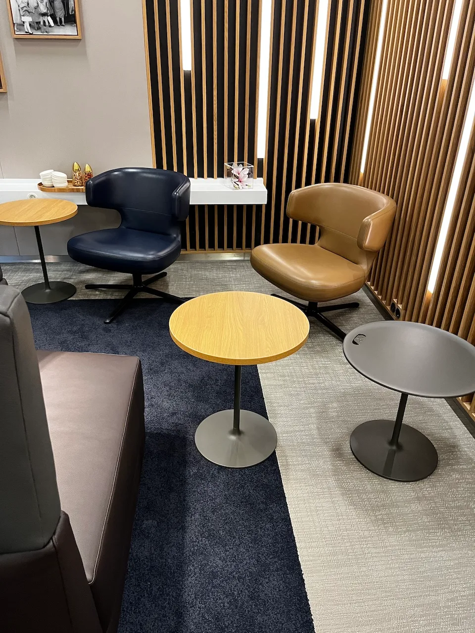 Lounge mit Sesseln und Tischen in modernem Design