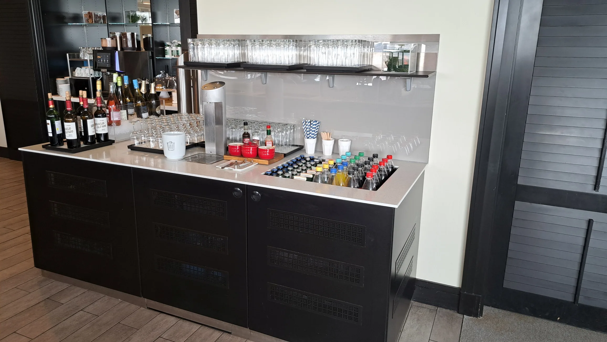 Bar mit Getränken und Gläsern im Flughafenlounge