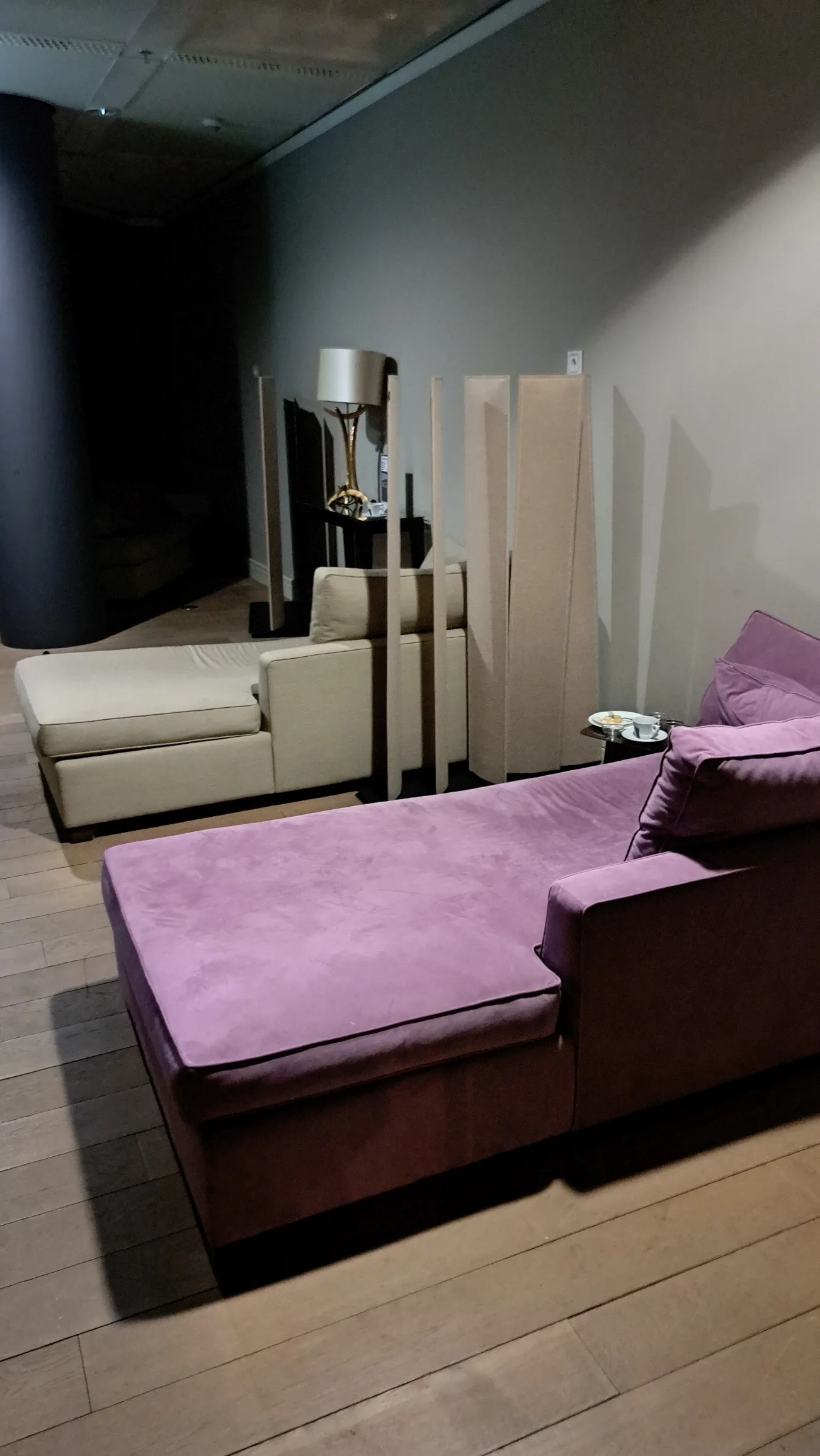 Lounge mit Sitzmöbeln und Stehlampe
