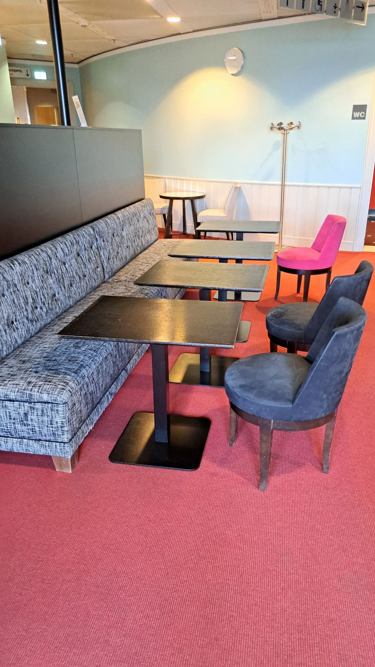 Lounge mit Sitzgelegenheiten und Tischen