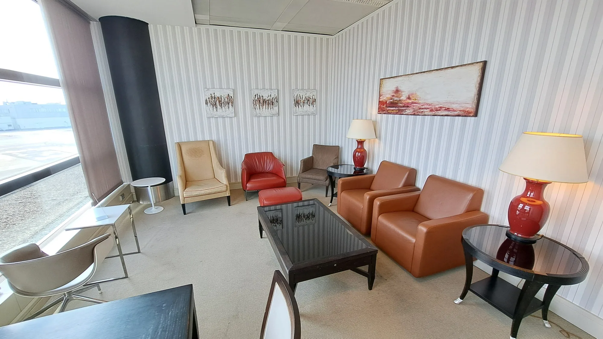 Lounge mit Sesseln und Couchen in warmen Farben
