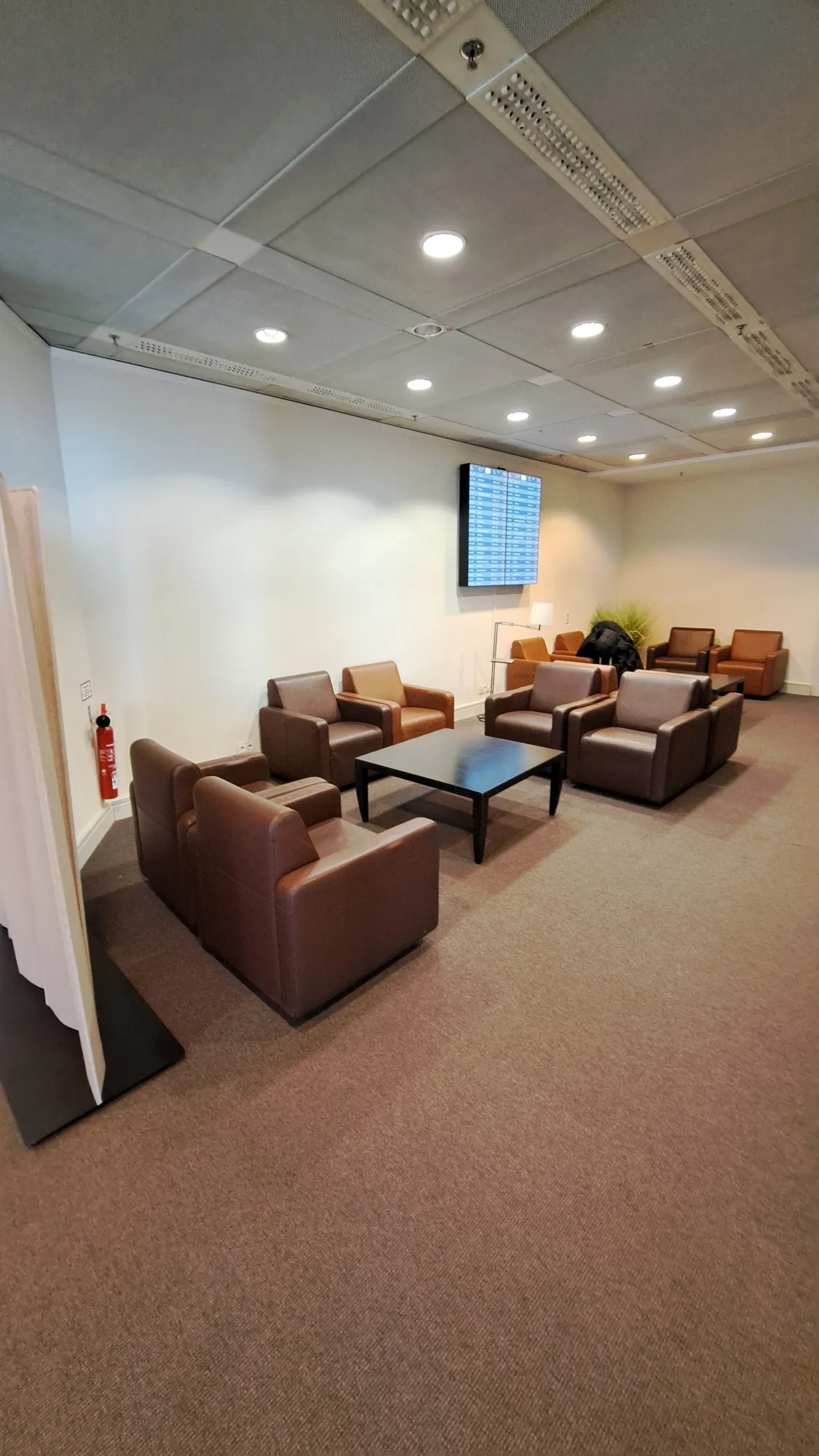 Lounge mit Sesseln und Tisch