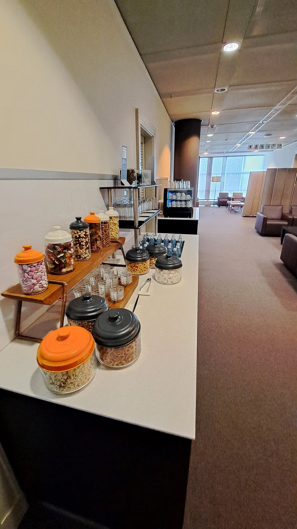 Lounge mit Snackvorräten und Getränkeautomat