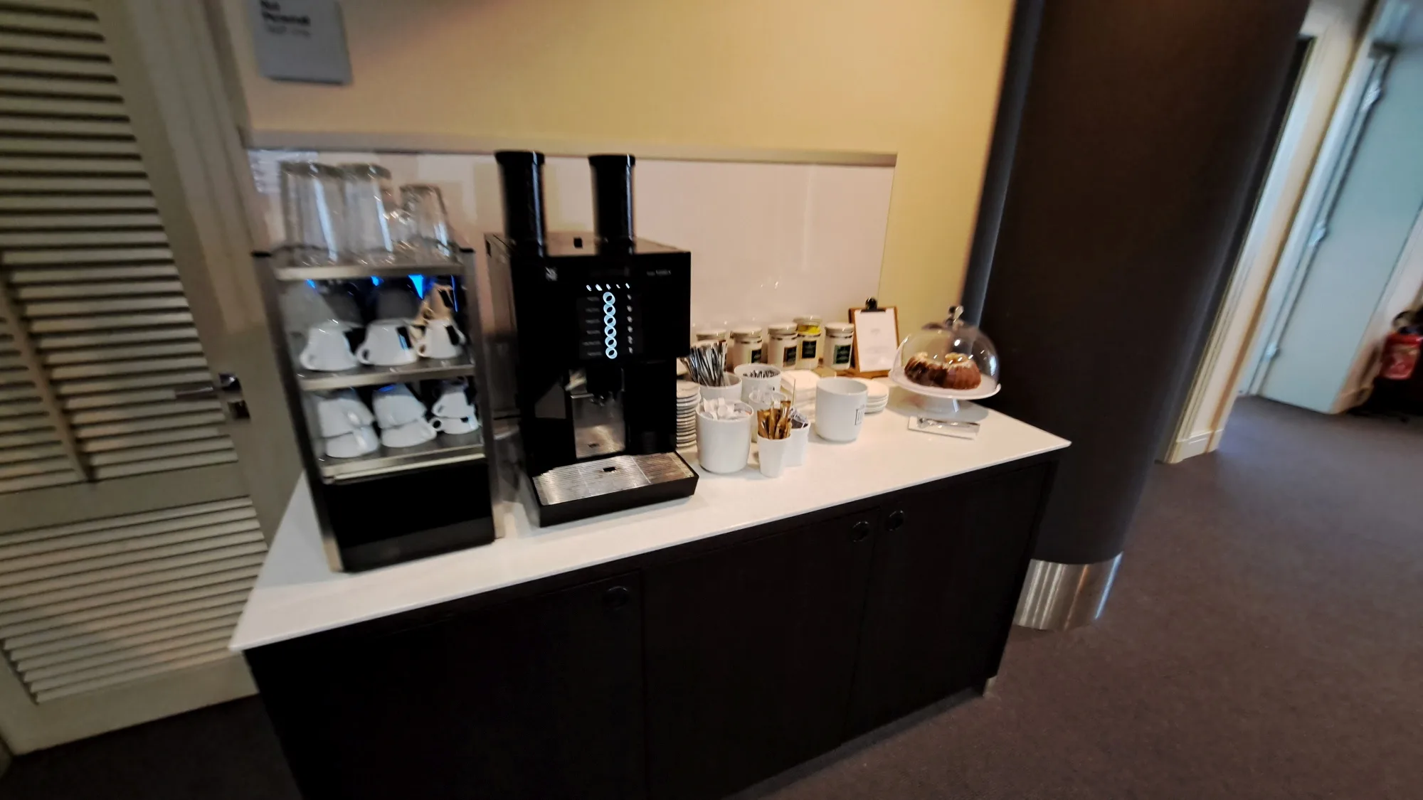 Kaffeevollautomat und Kaffeekannen im Lufthansa Panorama Lounge