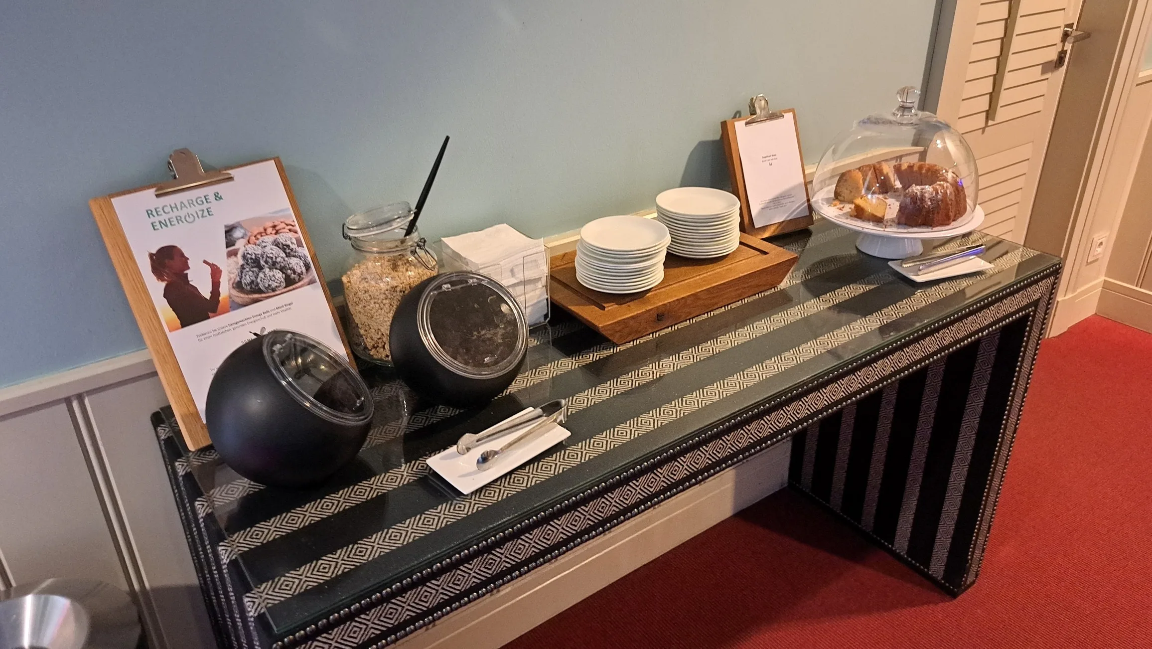 Loungebuffet mit Müslischalen und Keksen