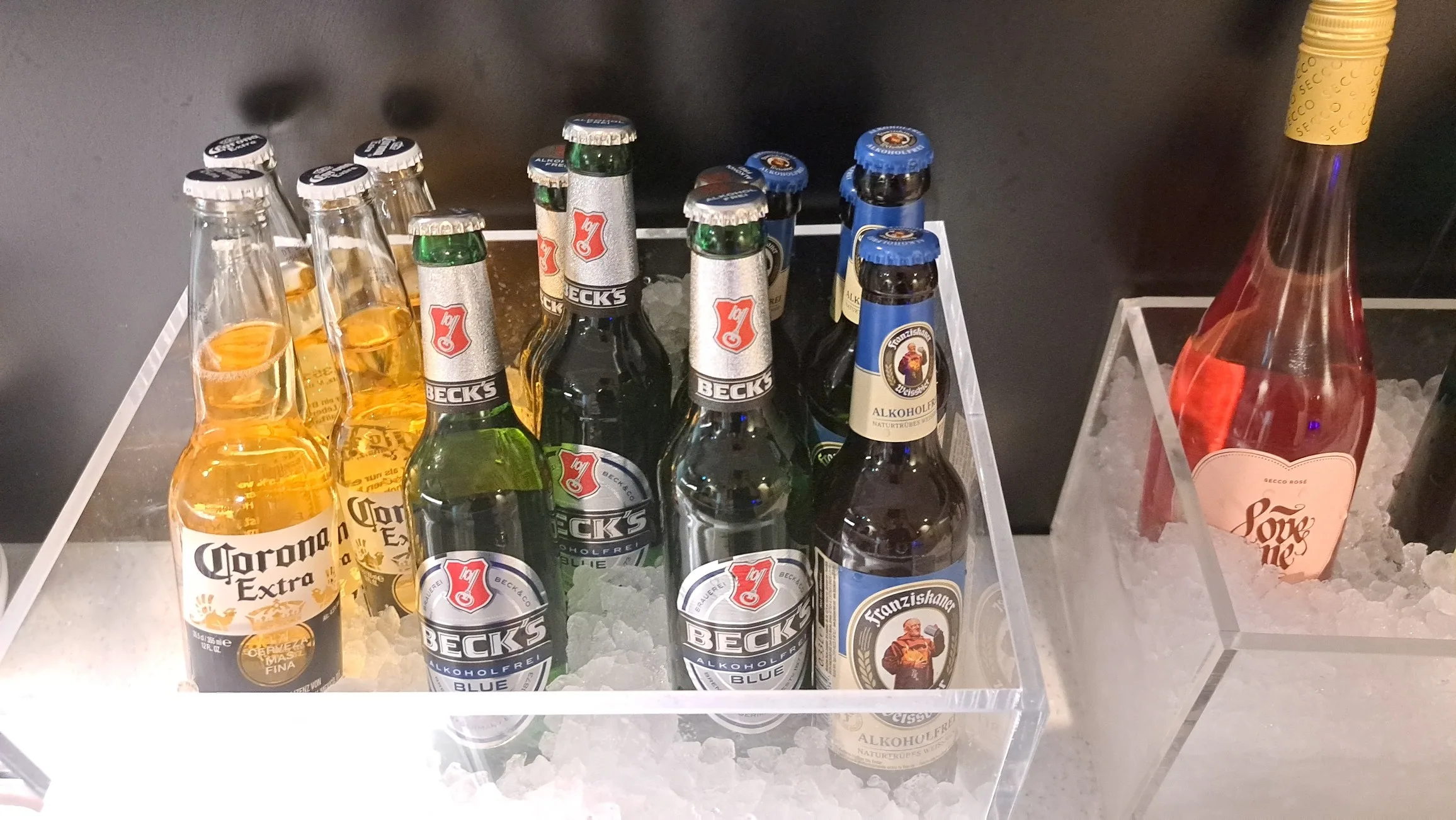 Kühlschrank mit Bierflaschen und Flasche Roséwein
