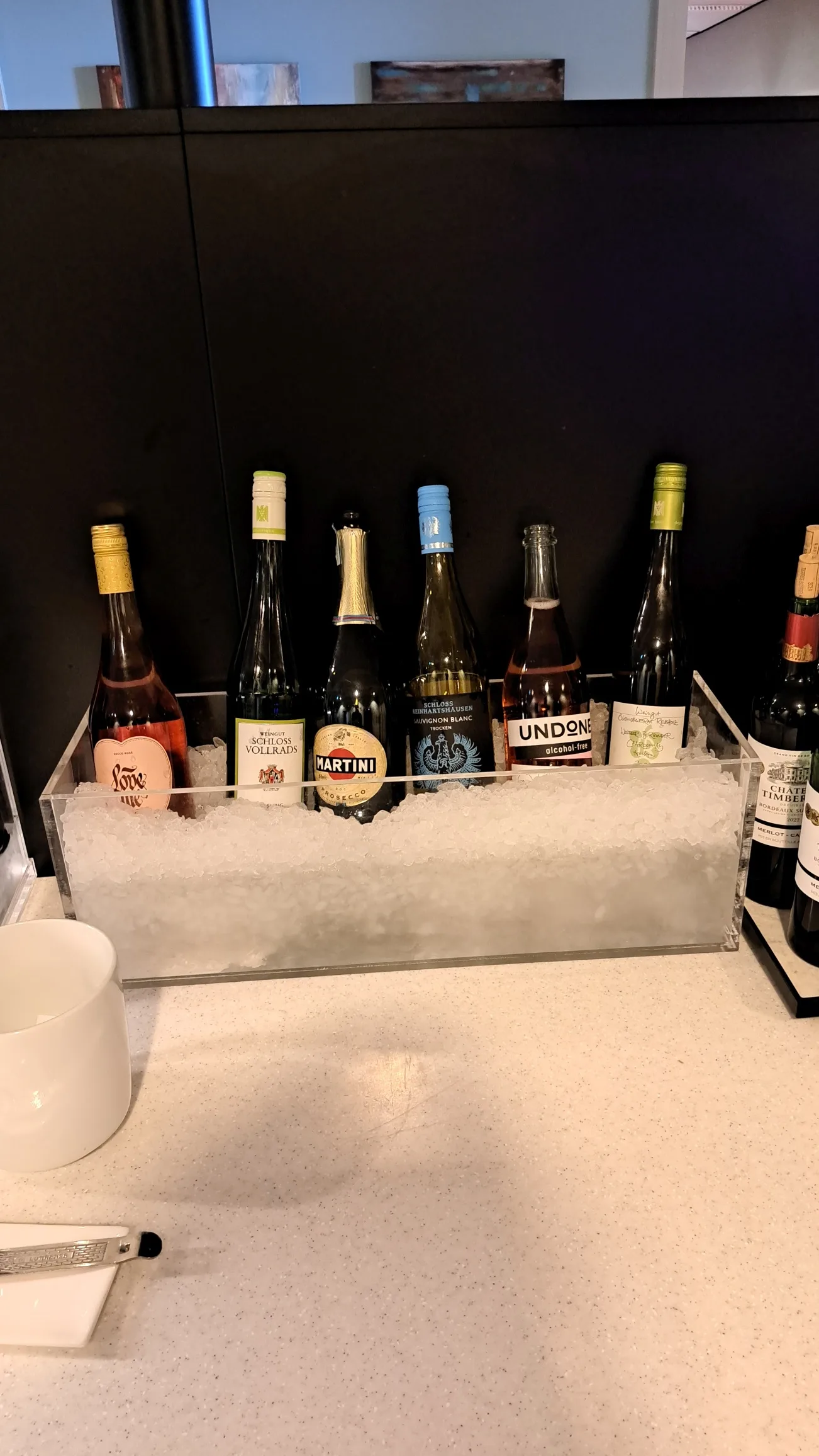 Gefüllter Eiswürfelbehälter mit verschiedenen Flaschen alkoholischer Getränke