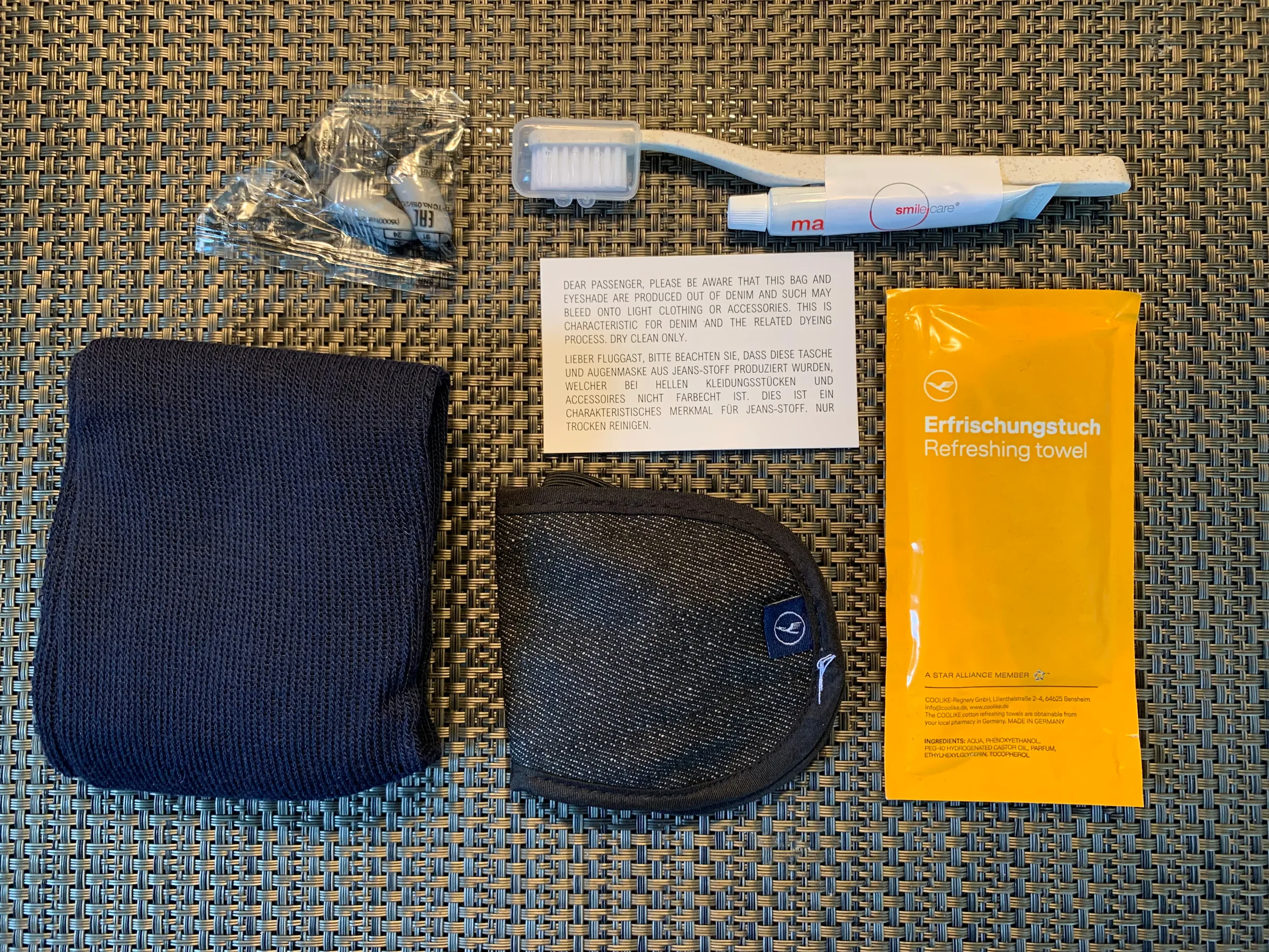 Lufthansa Premium Economy Amenities mit Zahnbürste und Handtuch