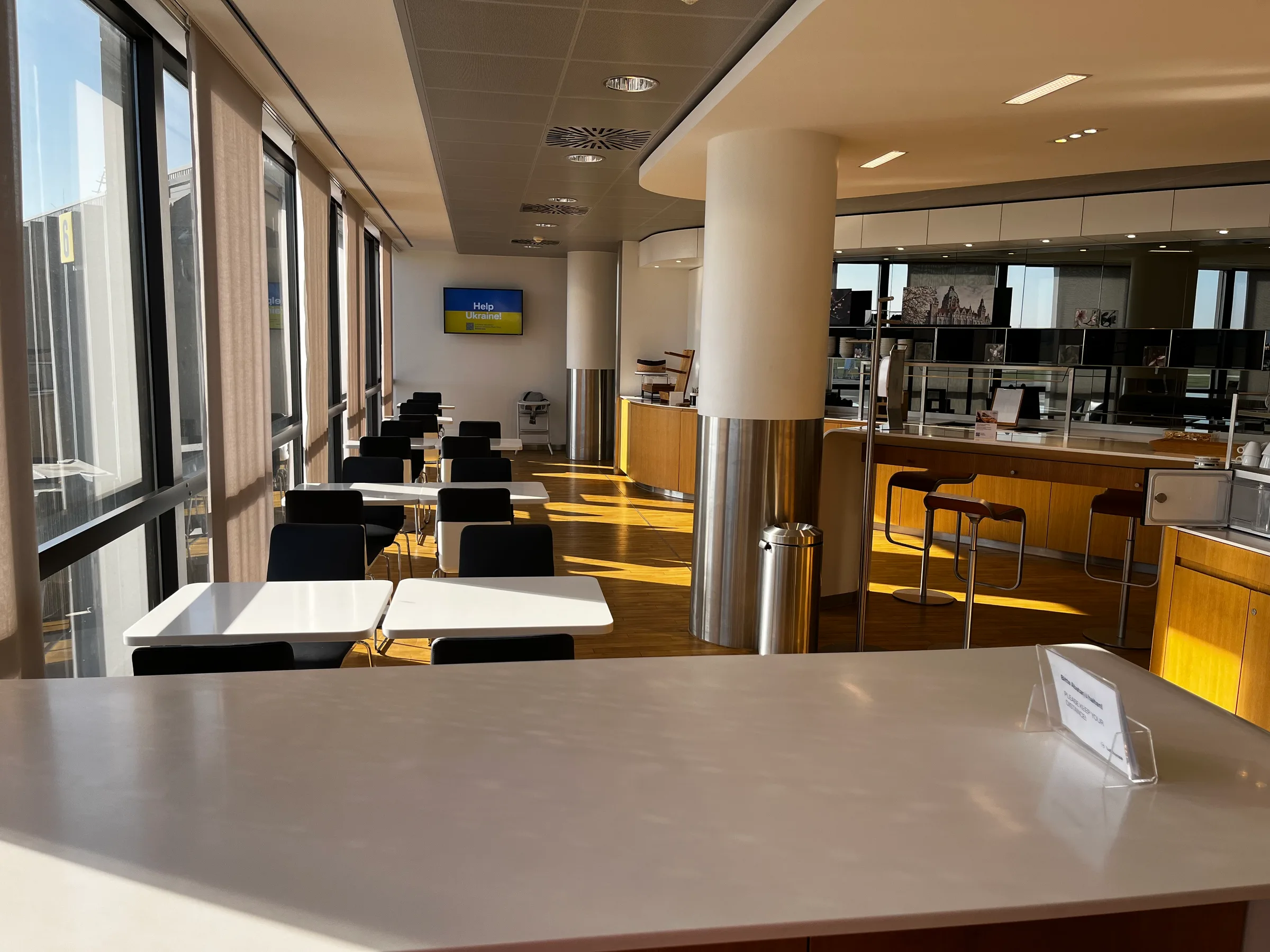 Lounge mit Tischen und Stühlen in neutralen Farben