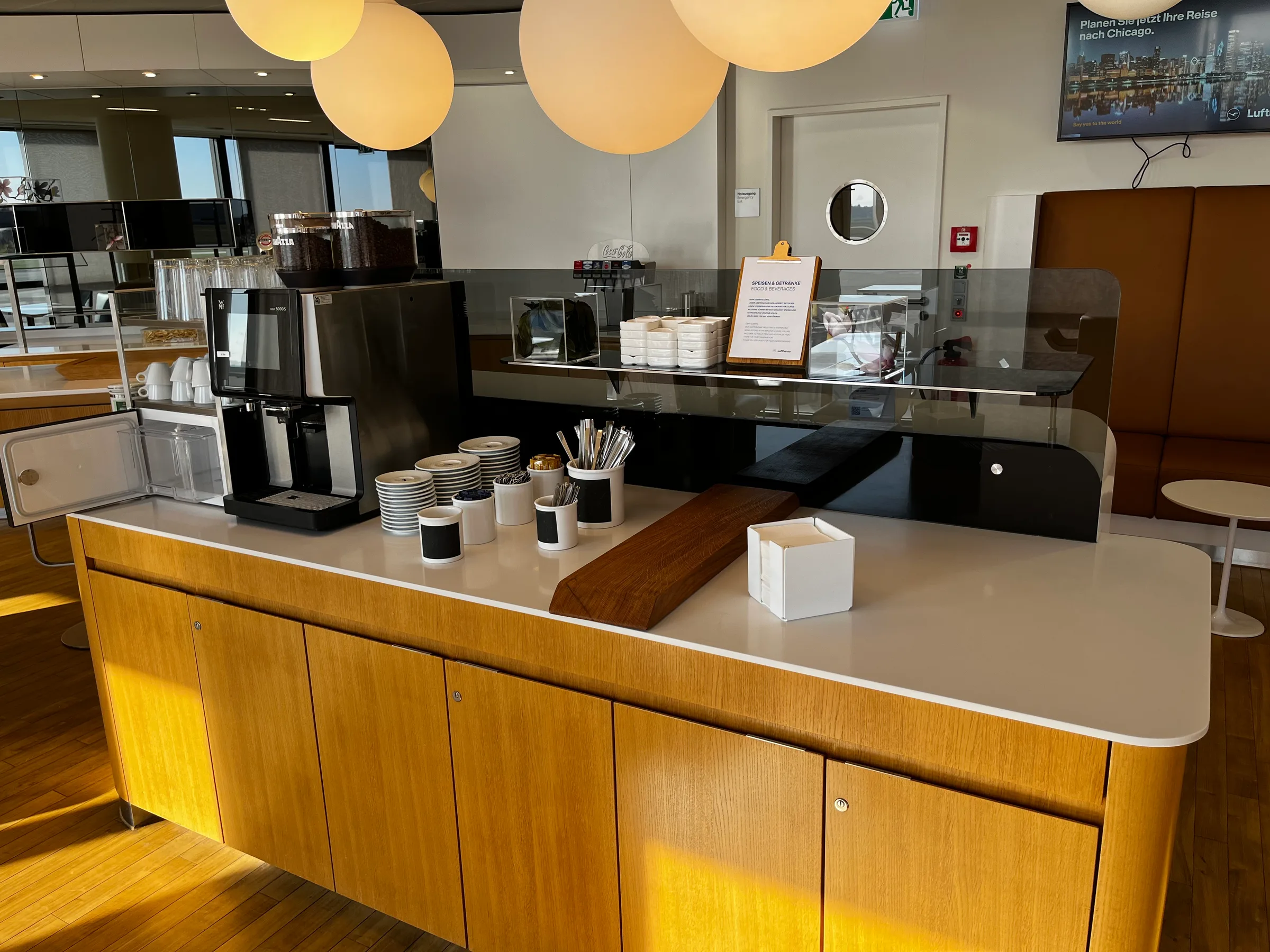 Lounge-Tee- und Kaffeebereich mit Kaffeemaschine und Geschirr