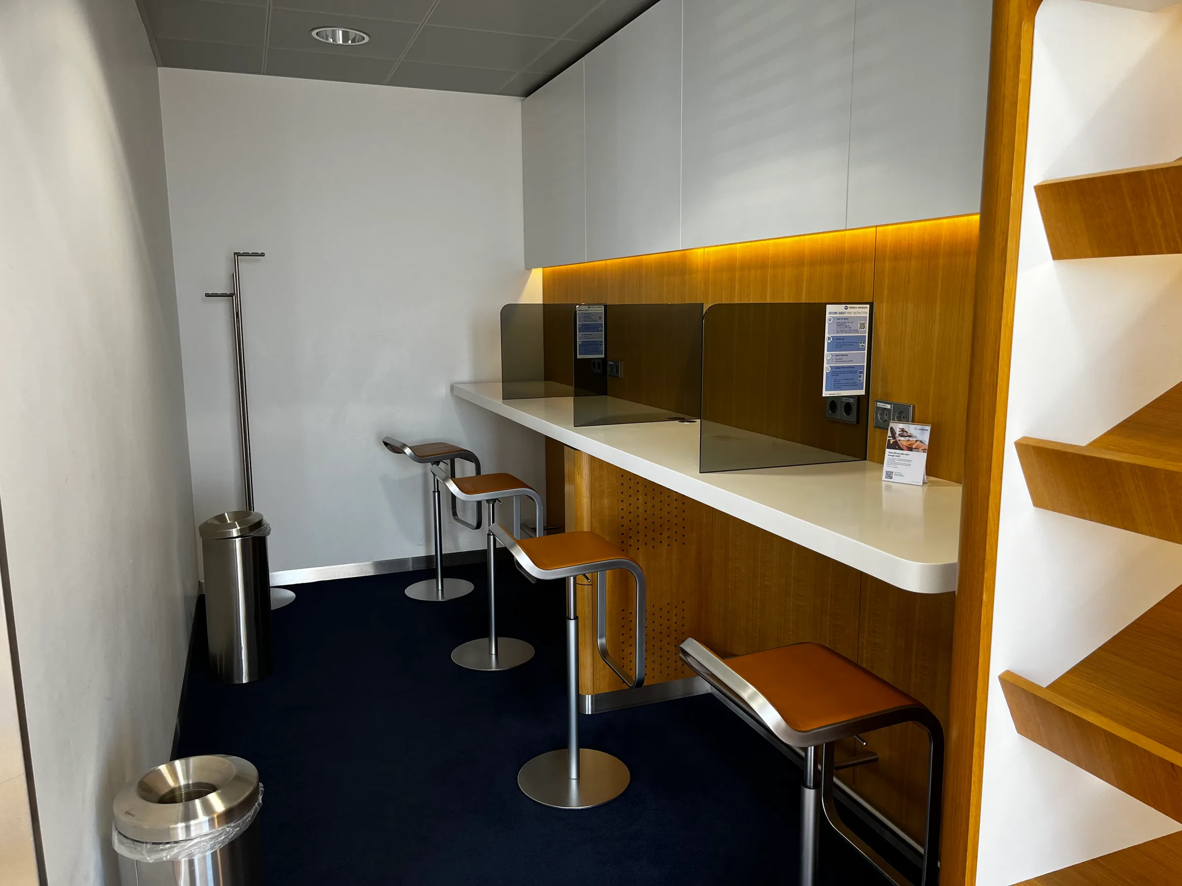 Lounge mit Barhockern und Spiegeln an der Wand