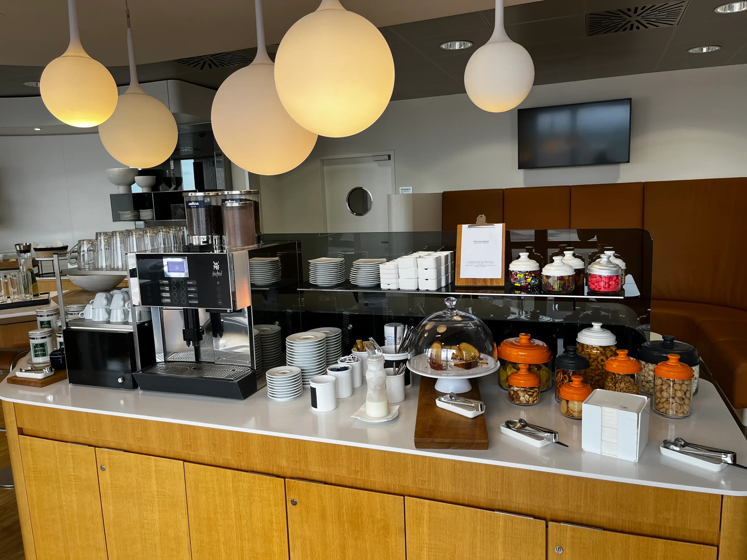 Loungebuffet mit Kaffeevollautomat und Snacks