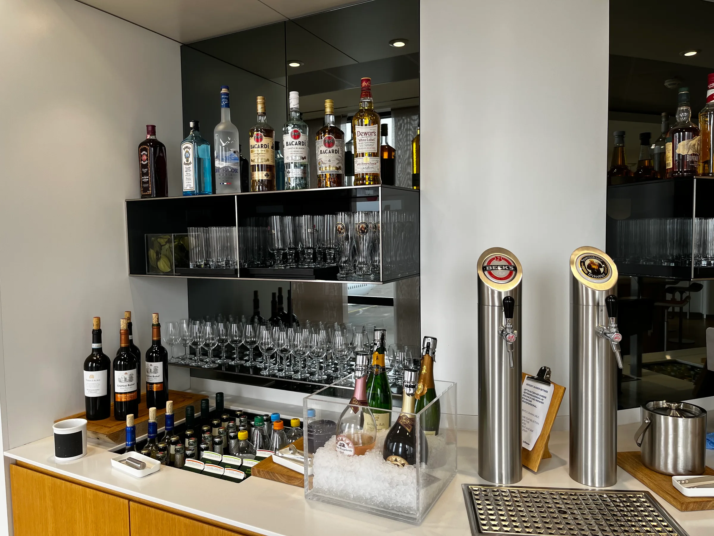 Lounge Bar mit Flaschen und Gläsern