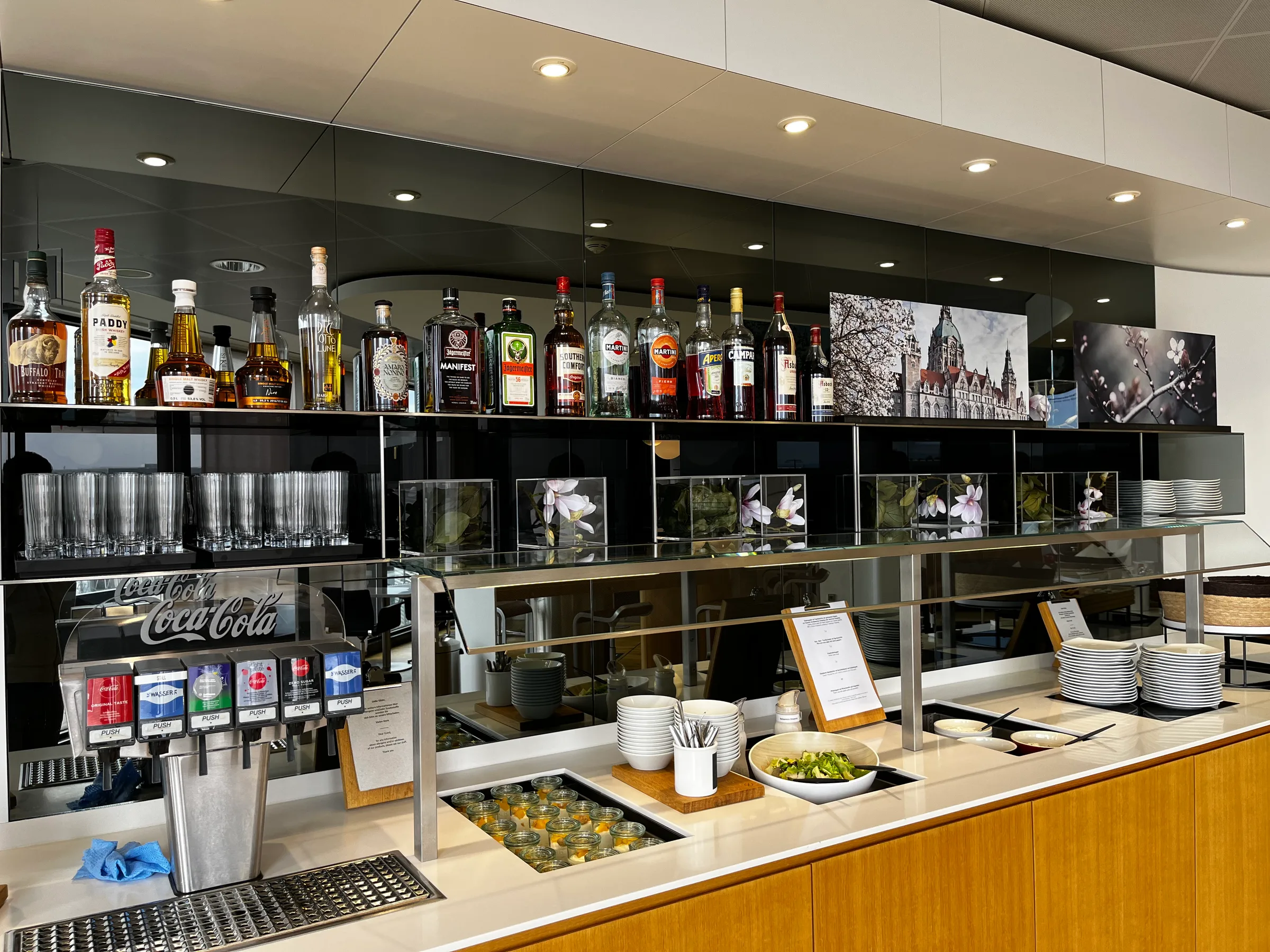 Bar mit Flaschen und Gläsern im Lufthansa Senator Lounge Hannover