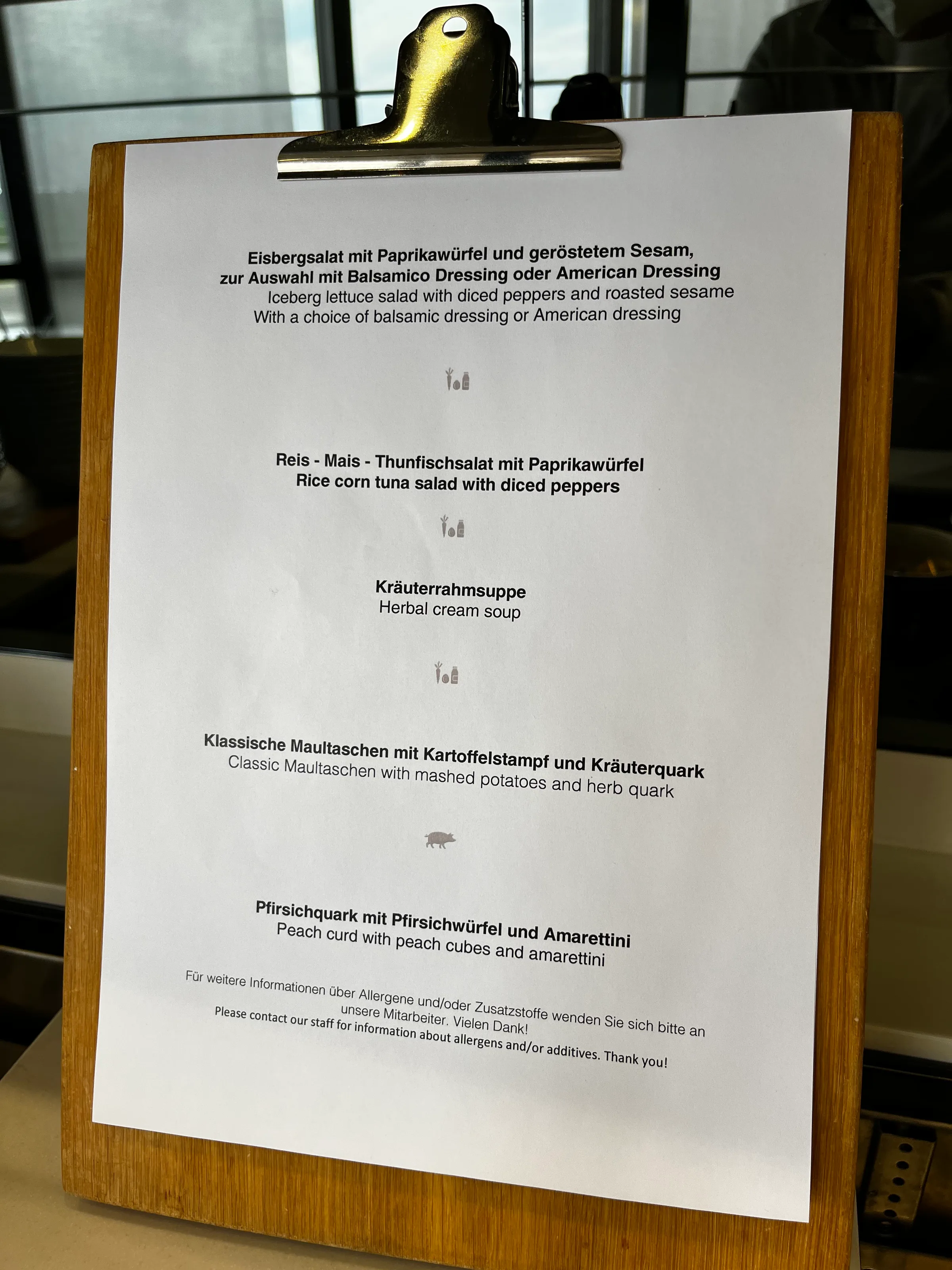 Speisekarte mit Salat- und Dessertoptionen