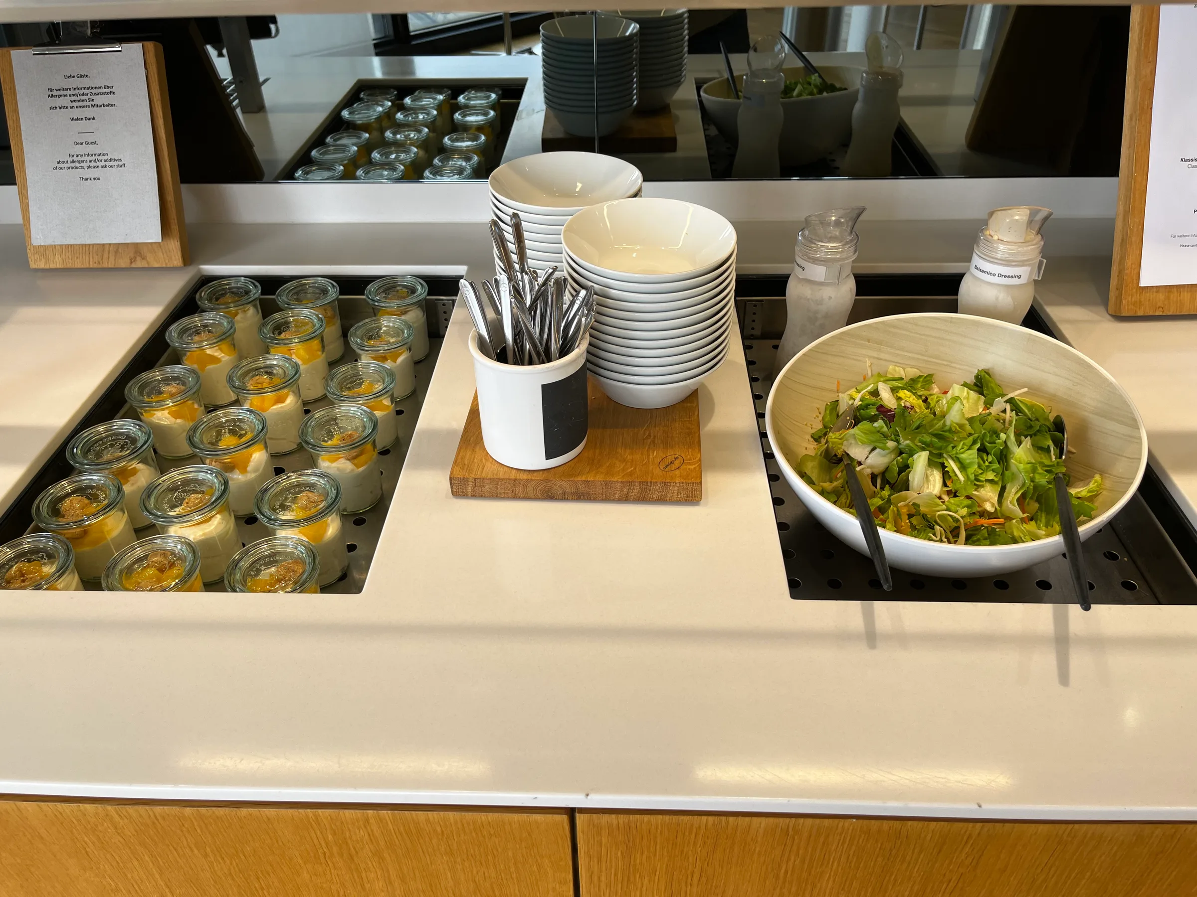 Loungebuffet mit Salat und Dessert im Glas