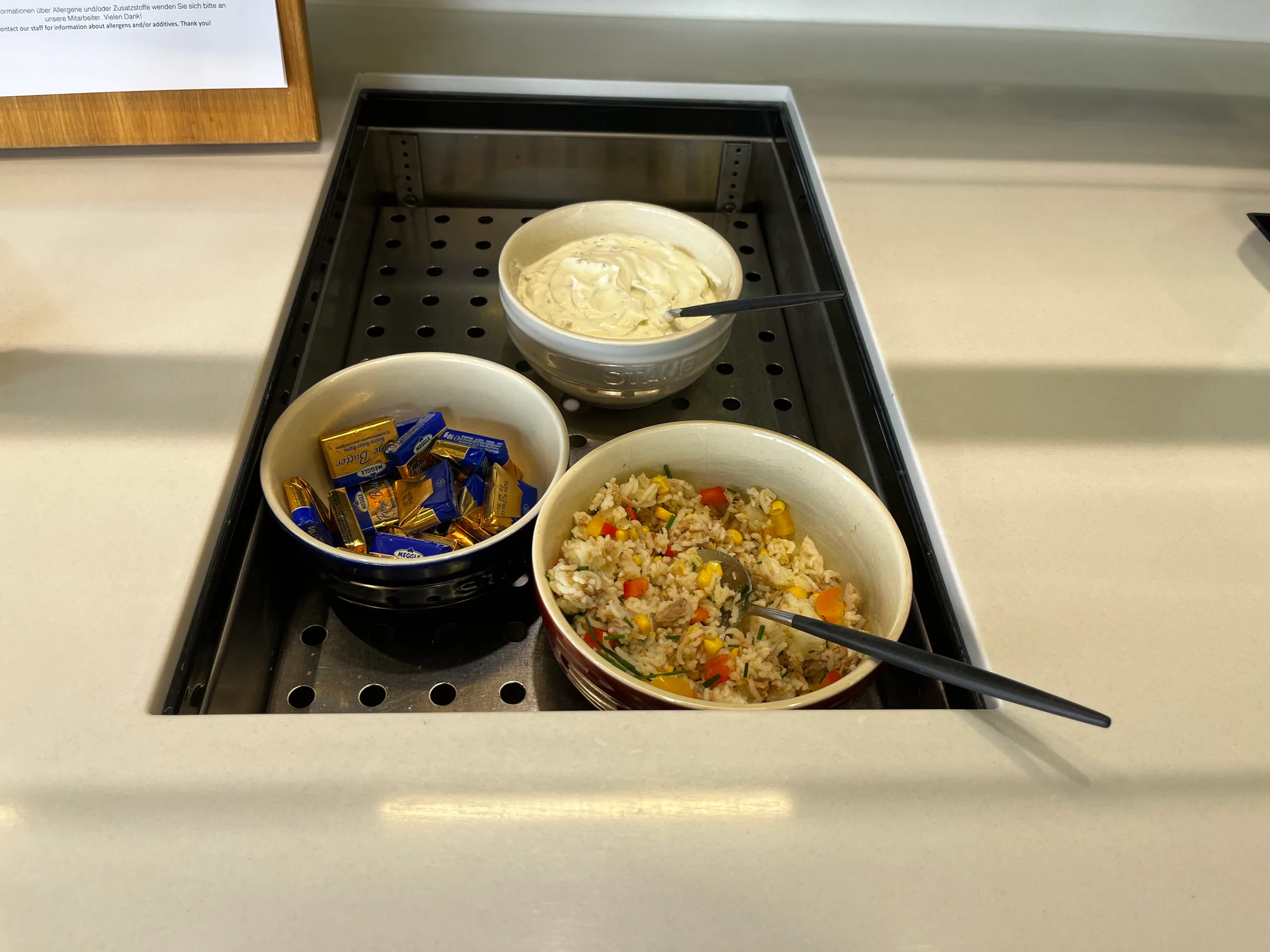 Loungebuffet mit Reisgericht, Sahne und Süßigkeiten