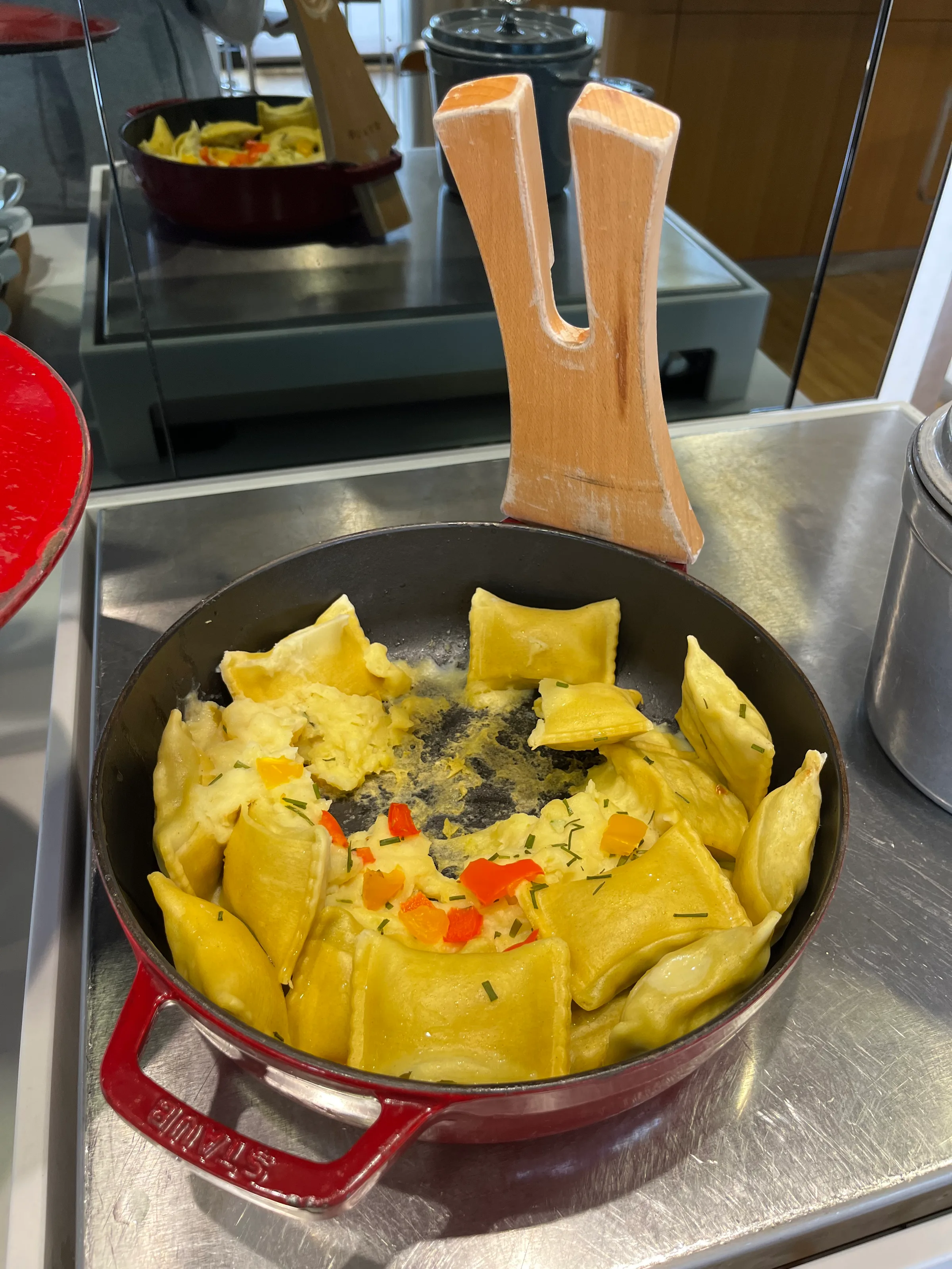 Geschmolzene Ravioli in Pfanne mit Gemüse