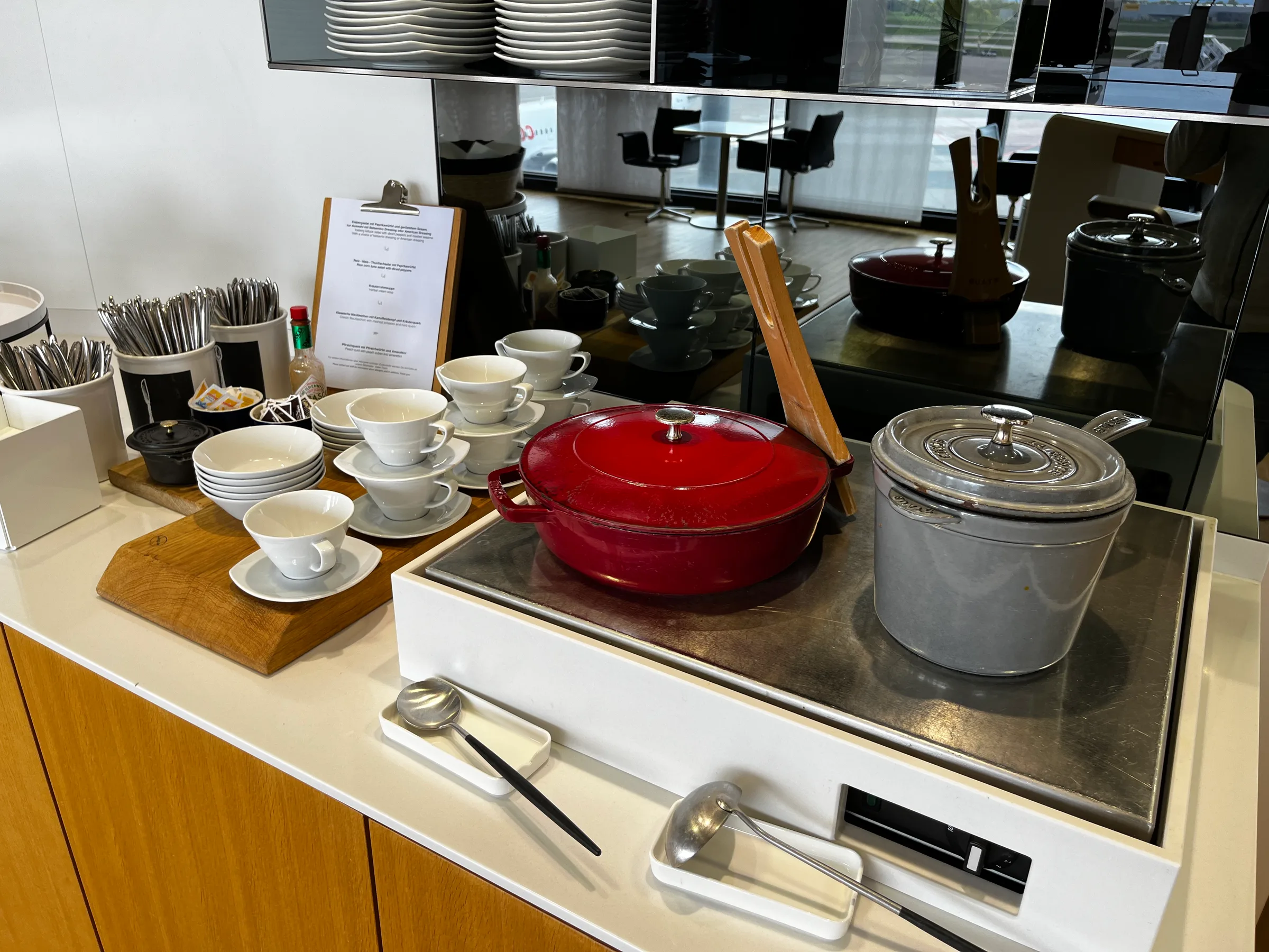 Lounge-Tisch mit Geschirr und Kochutensilien