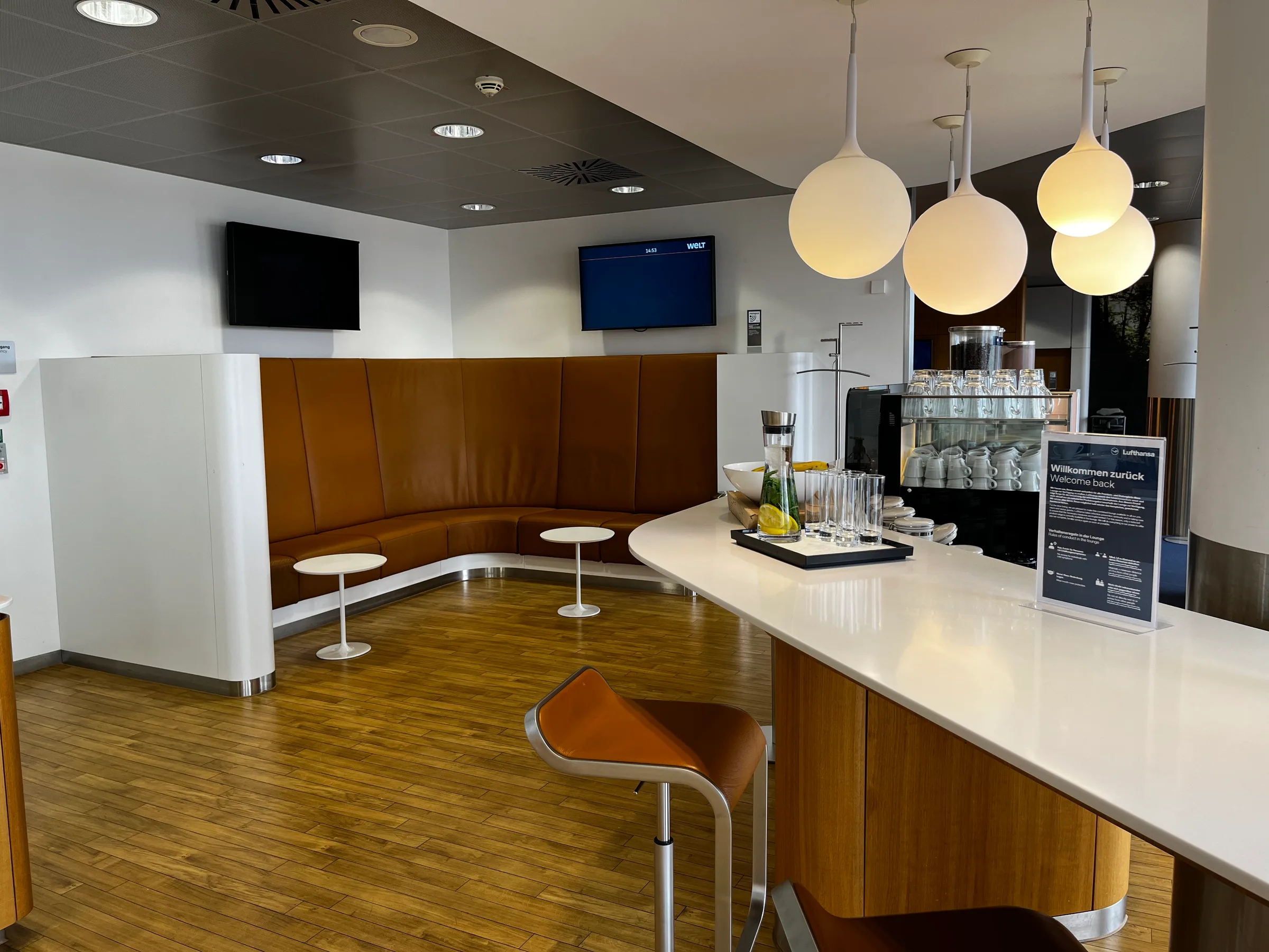 Lounge mit Sitzgelegenheiten und Bar im Flughafen Hannover
