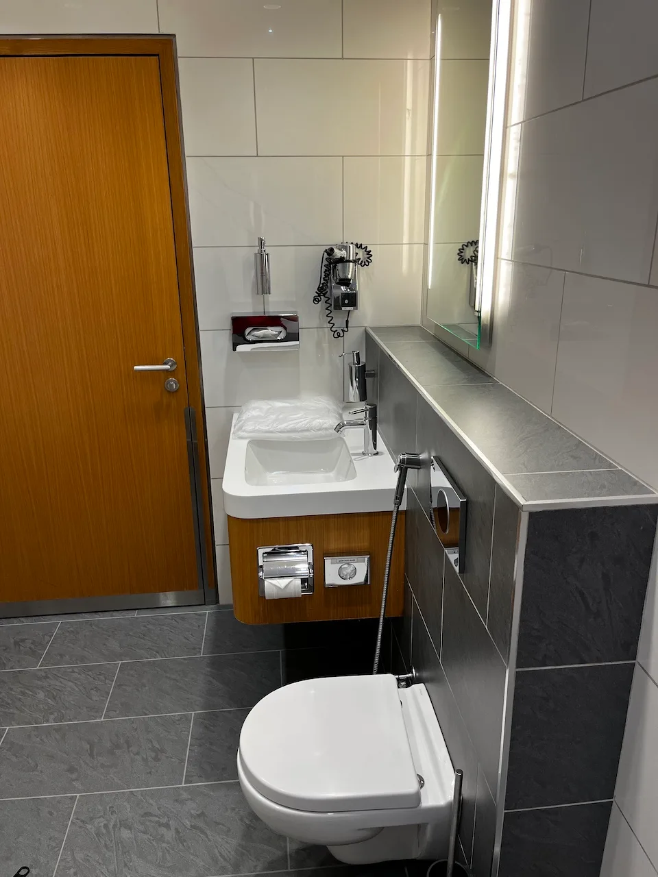 Moderne Toilette mit Waschbecken und Spiegel