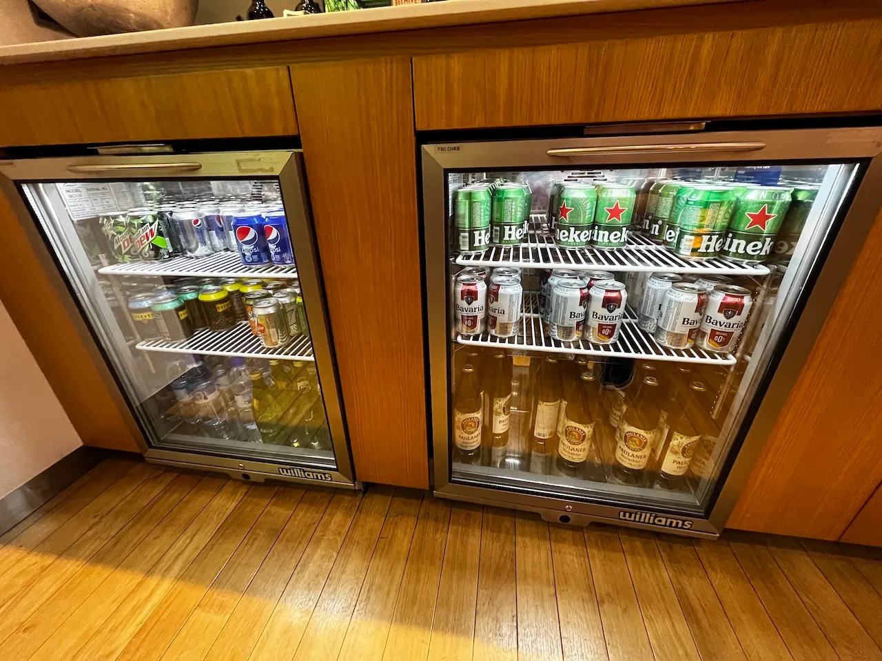 Kühlschränke mit Getränken im Lufthansa Senator Lounge Dubai