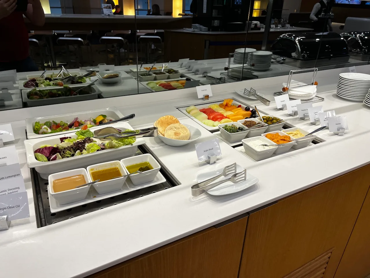 Loungebuffet mit Salaten, Obst und Brot