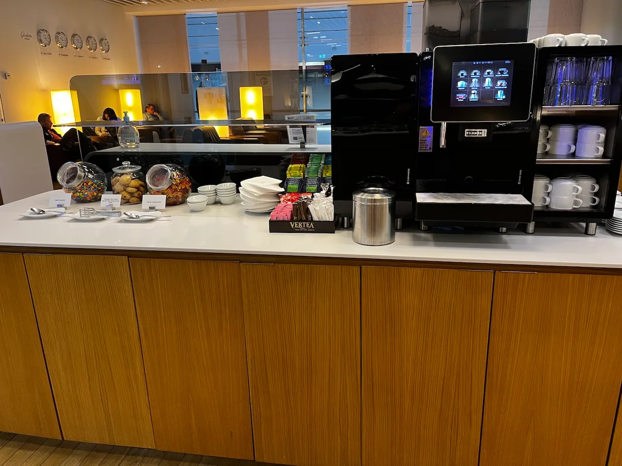 Lounge-Tresen mit Kaffeevollautomat und Snacks