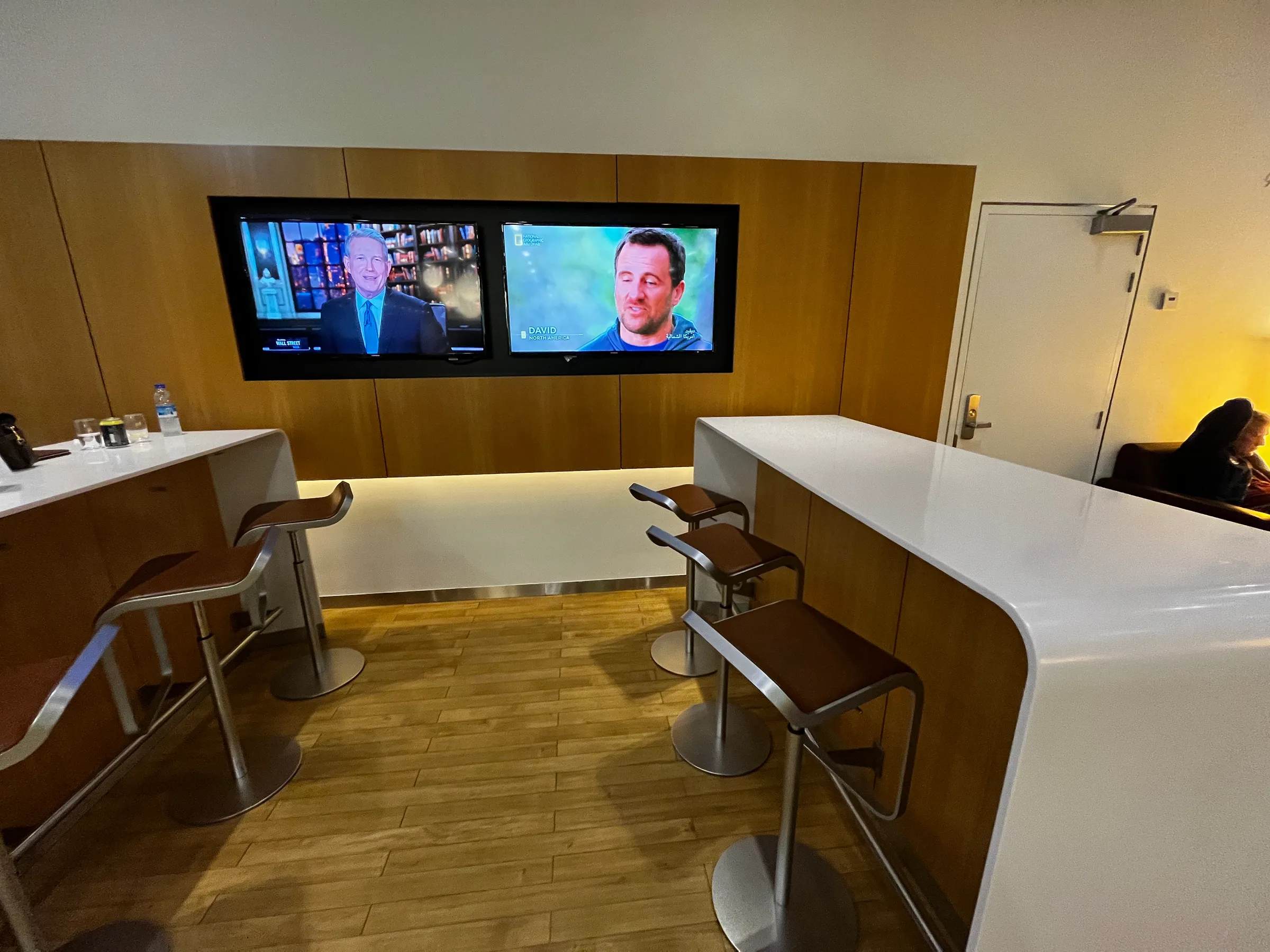 Lounge mit Barhockern und Fernsehern