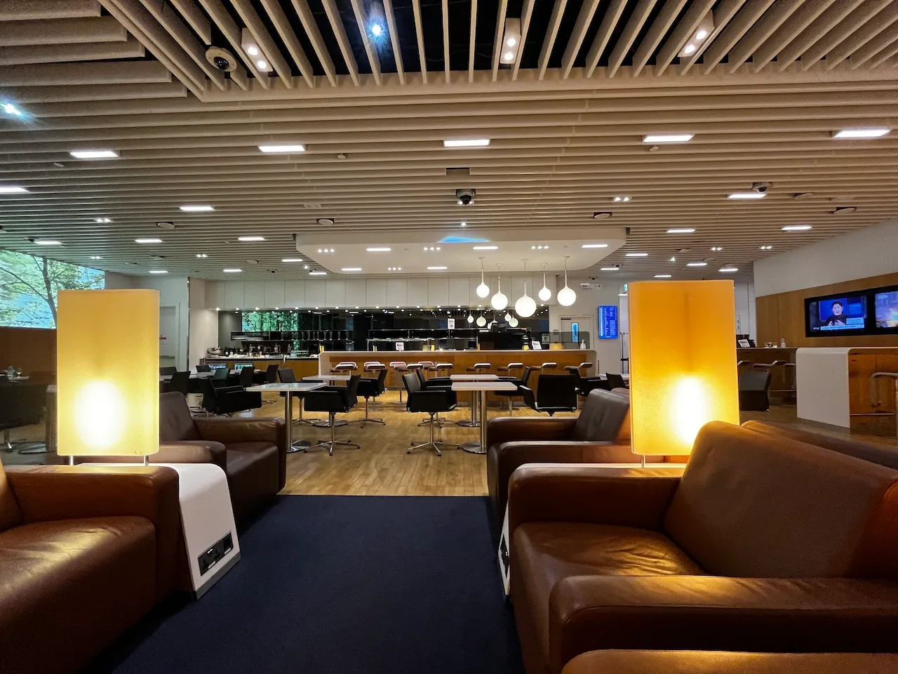 Lounge mit Sesseln und Tischen im modernen Design