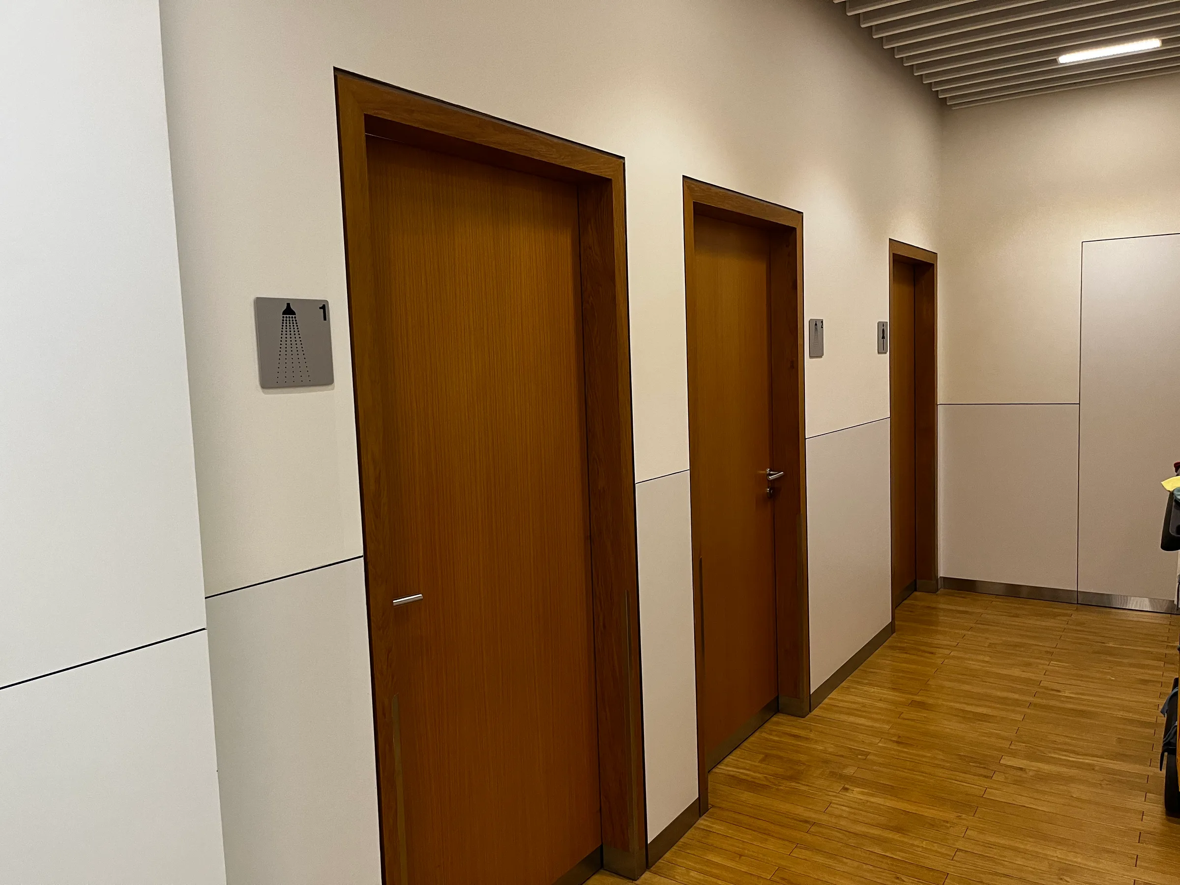 Drehtüren zu Toiletten oder Waschräumen in einem Flur