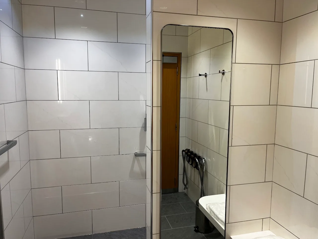 Badezimmer mit Dusche und Spiegel
