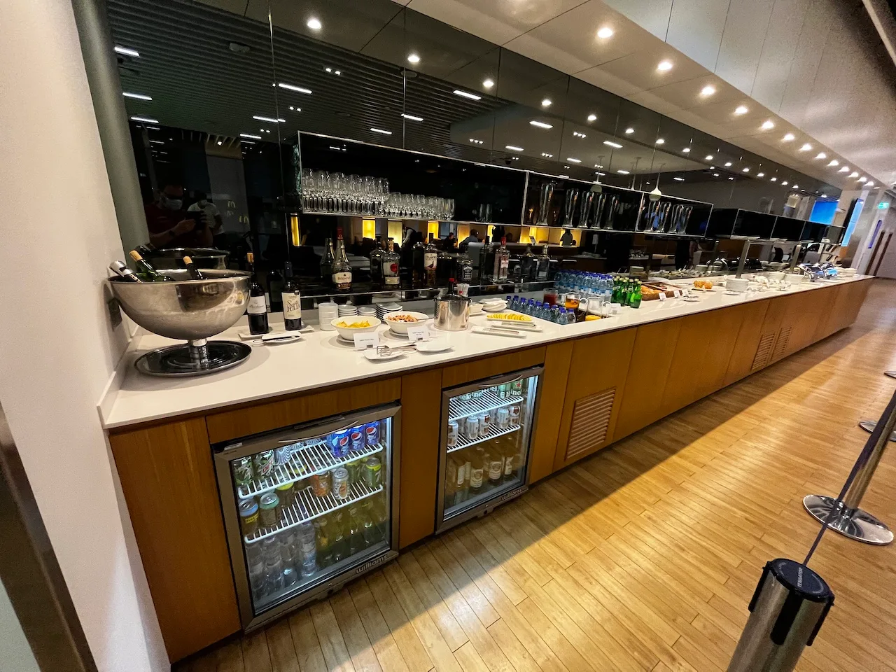 Loungebuffet mit Getränkekühlschränken und Speisen