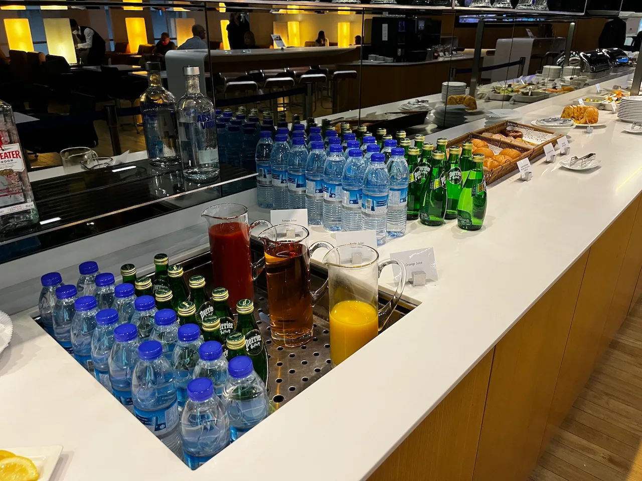 Lufthansa Senator Lounge mit Getränkebuffet und Mineralwasserflaschen