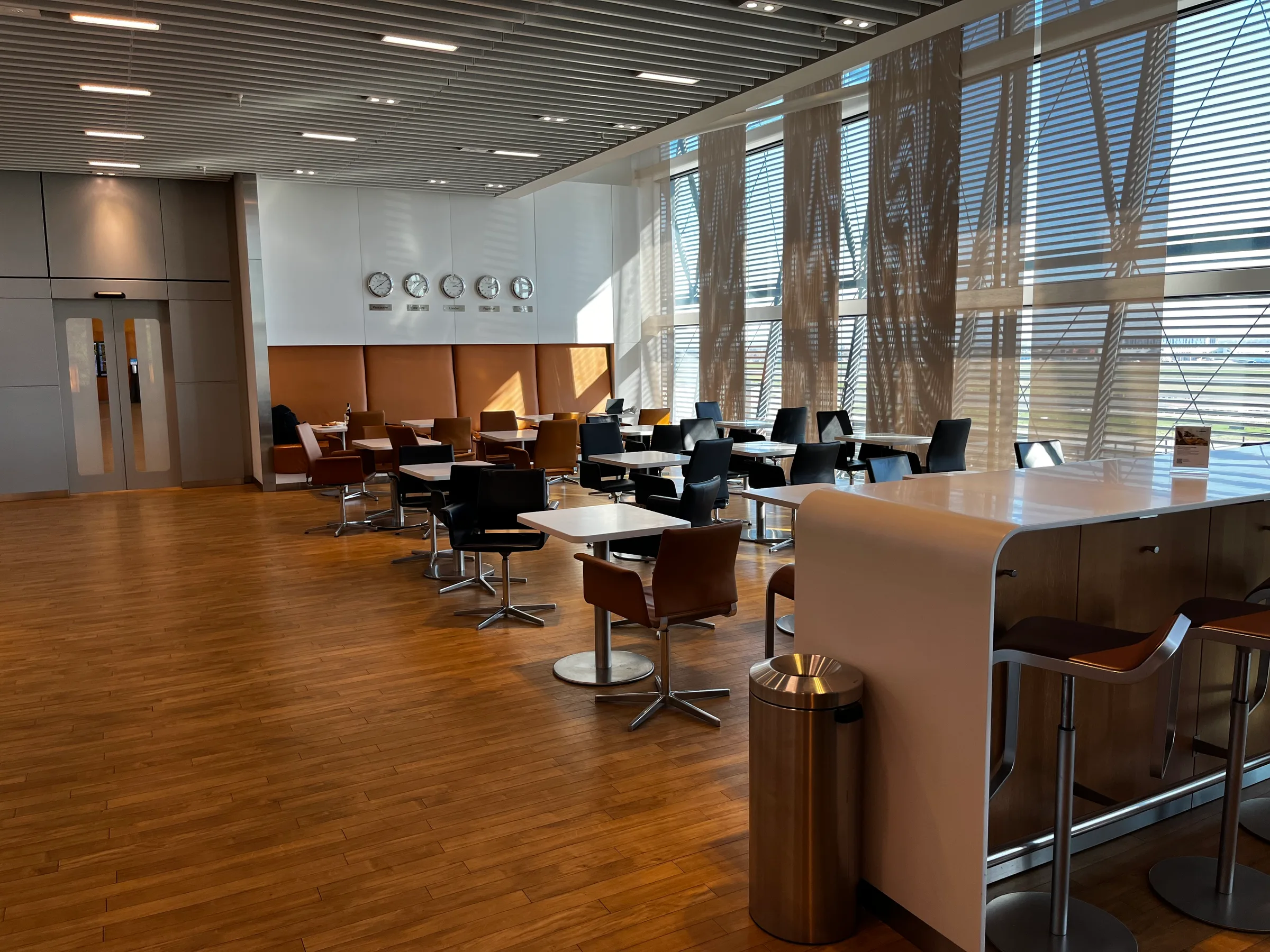 Leere Lufthansa Senator Lounge mit Holzboden und großen Fenstern