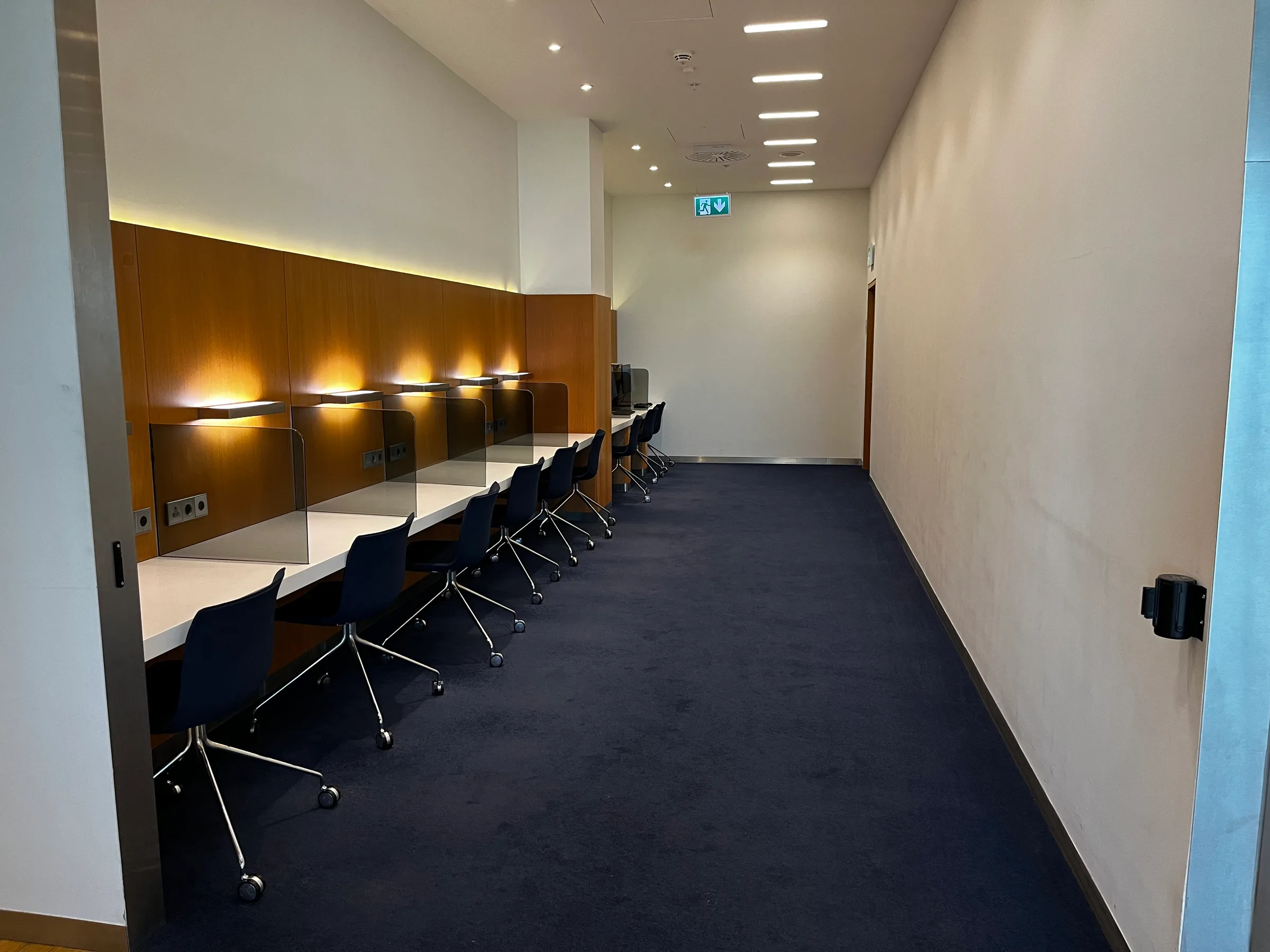 Reihen von Stühlen und Tischen in einer Flughafenlounge