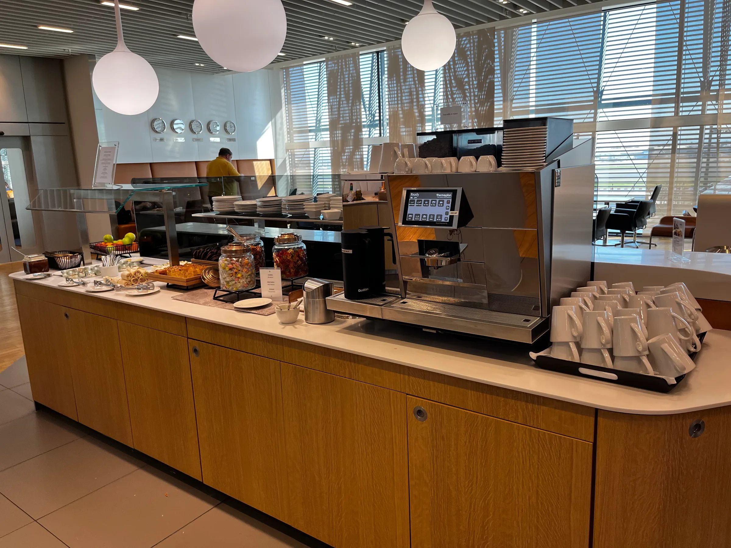 Buffet mit Kaffeevollautomat und Getränke im Lufthansa Senator Lounge