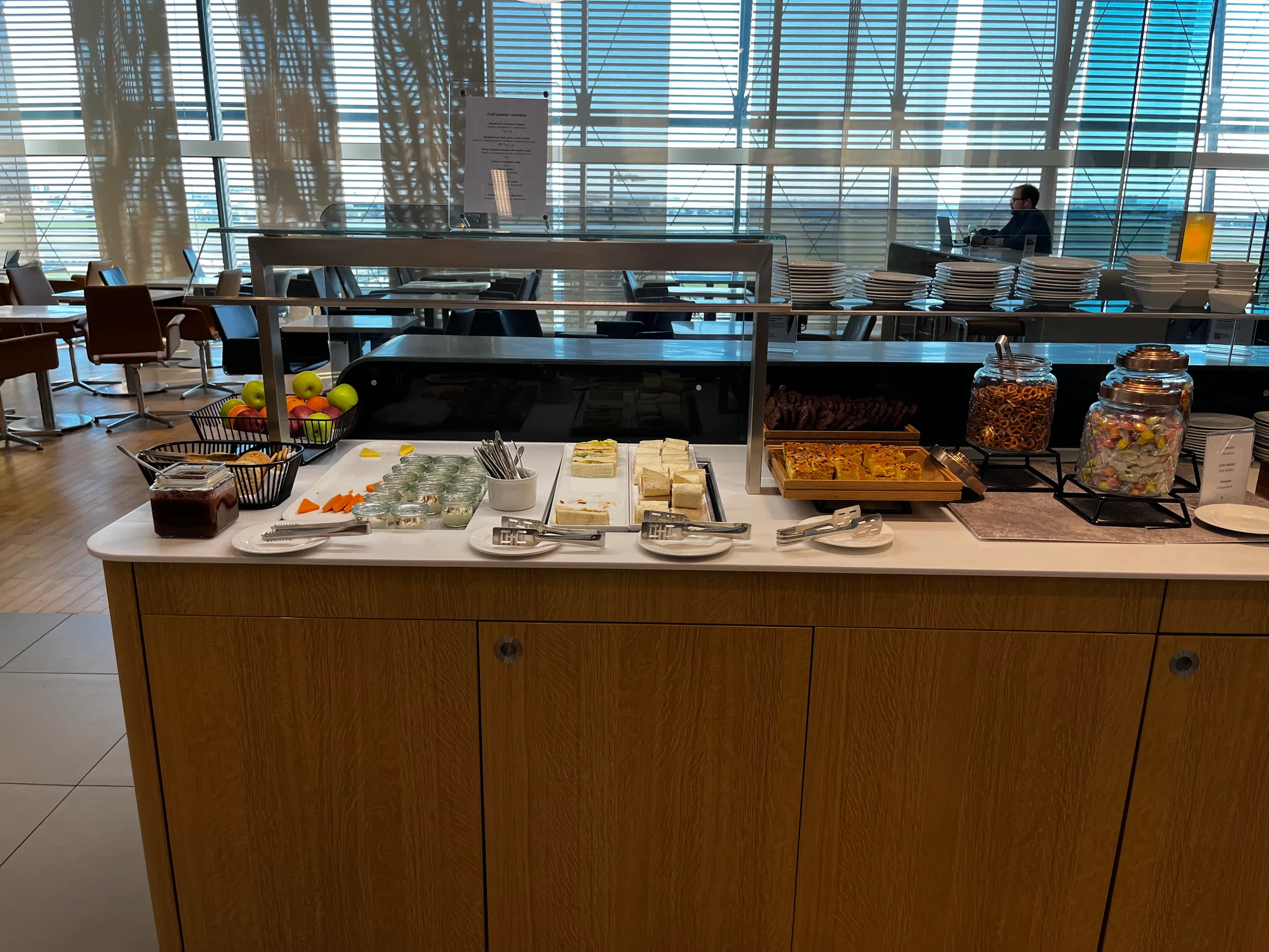 Buffet mit Obst, Käse und Gebäck im Lufthansa Senator Lounge