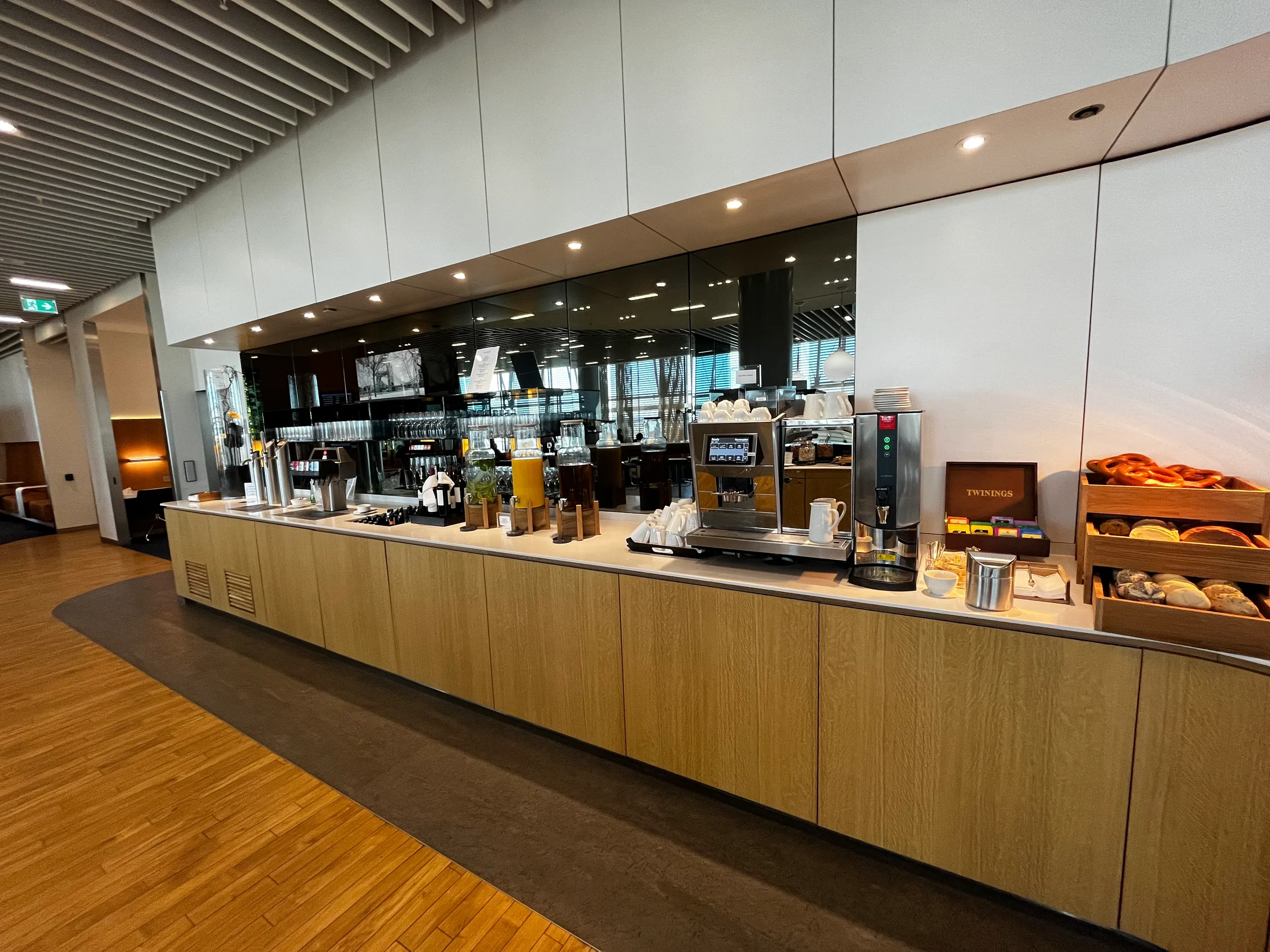 Lounge mit Kaffeevollautomat und Frühstücksmöglichkeiten
