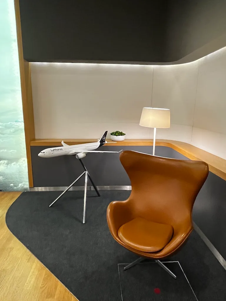 Lounge mit Modellflugzeug und Ei-Stuhl