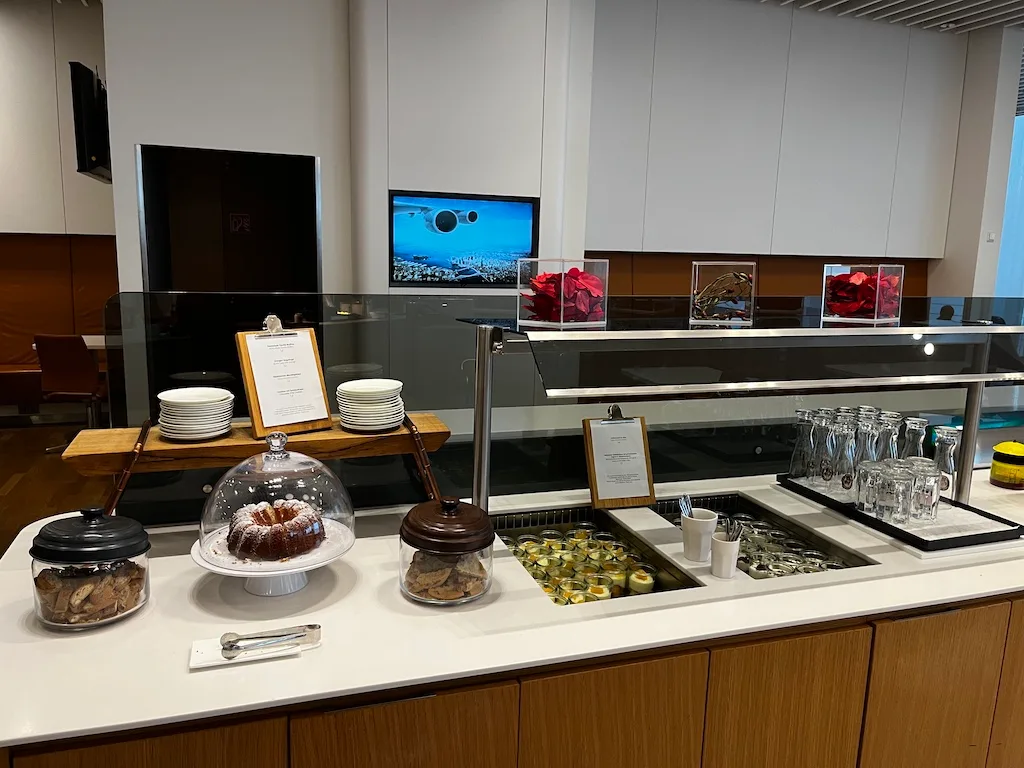 Loungebuffet mit Kuchen, Snacks und Getränken