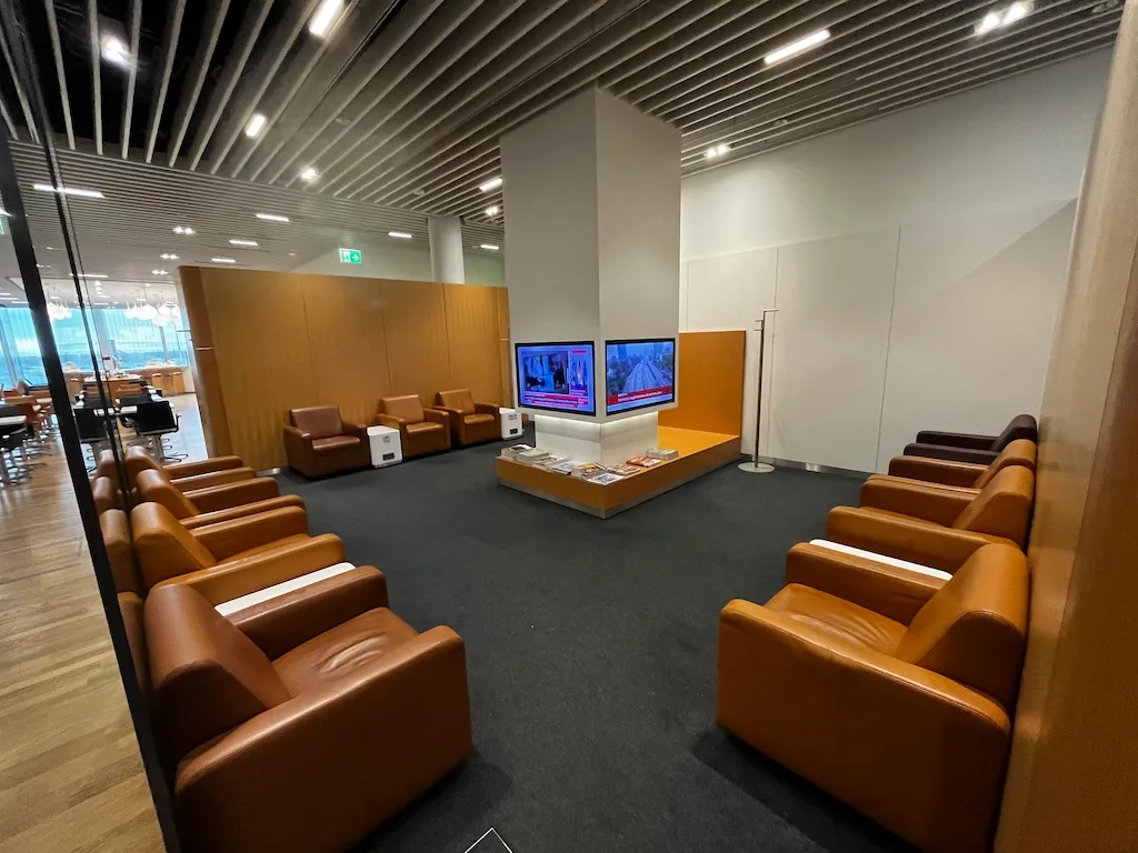 Lounge mit Sesseln und Fernseher